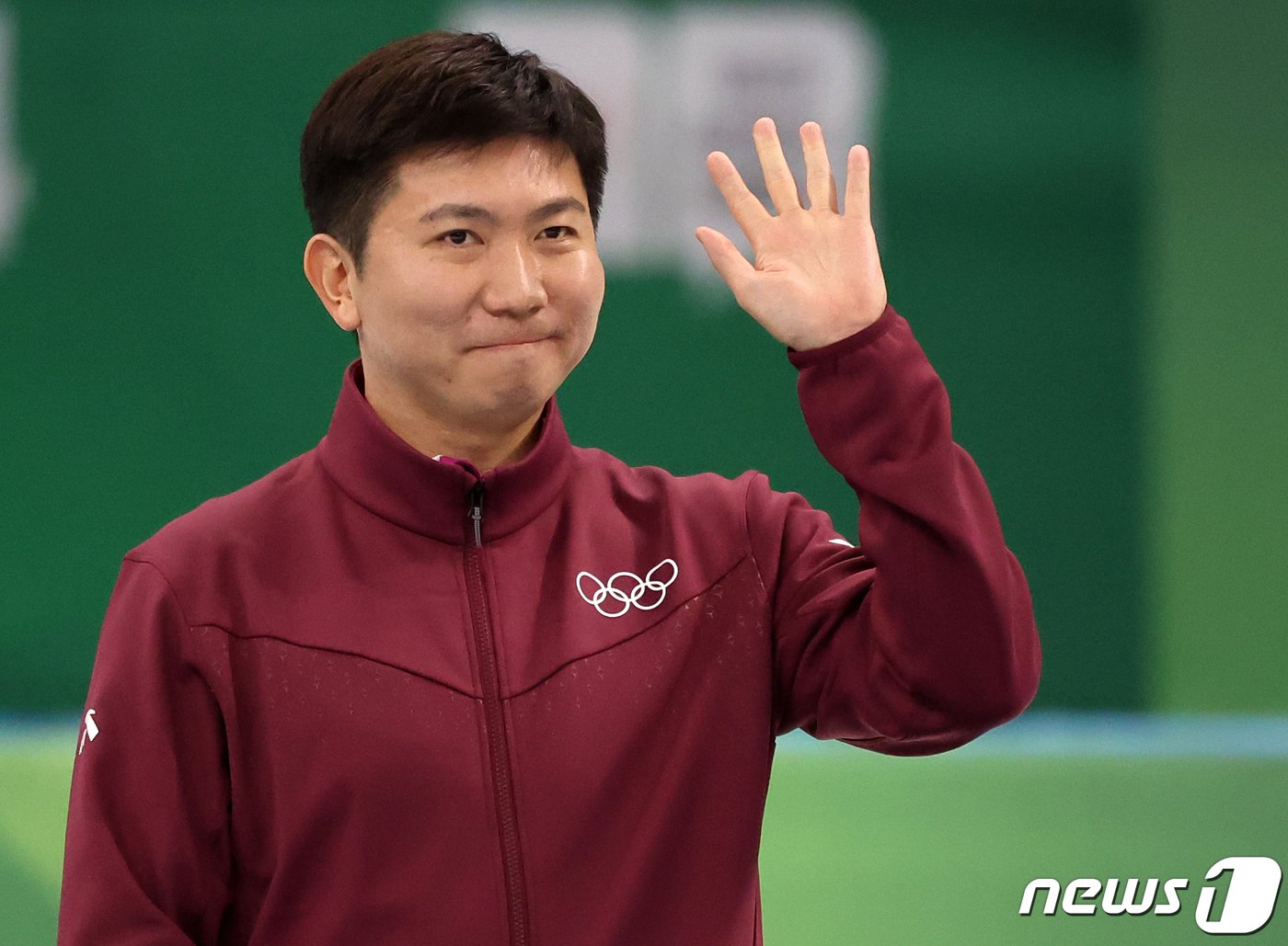 본문 이미지 - 유승민 국제올림픽위원회&#40;IOC&#41; 위원이 30일 오후 강원 강릉 올림픽파크 강릉아이스아레나에서 열린 2024 강원동계청소년올림픽 피겨 스케이팅 여자 싱글 프리스케이팅 시상식에 참석해 손을 흔들고 있다. 2024.1.30/뉴스1 ⓒ News1 김진환 기자