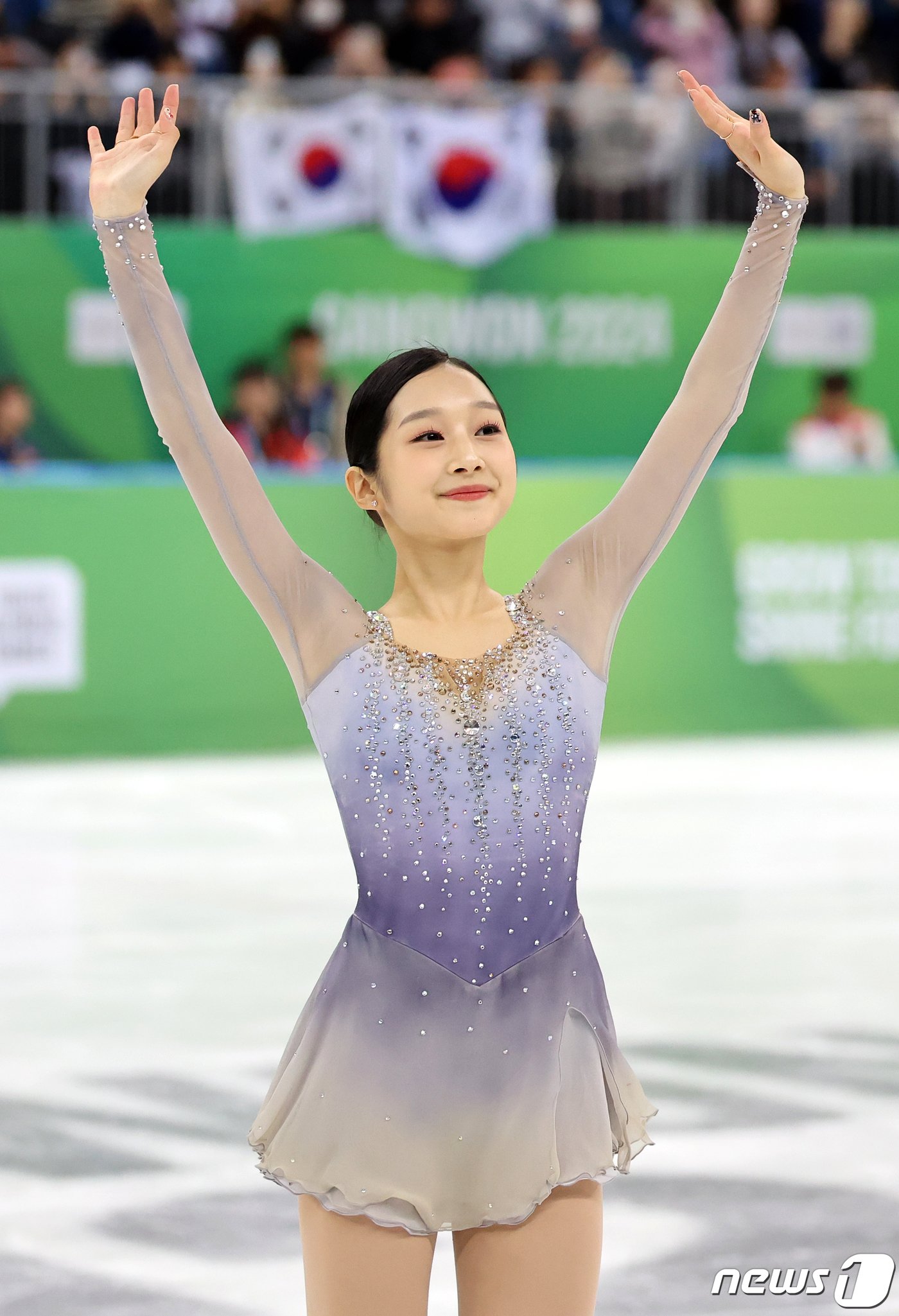 본문 이미지 - 대한민국 피겨의 차세대 간판 신지아가 30일 오후 강원 강릉 올림픽파크 강릉아이스아레나에서 열린 2024 강원동계청소년올림픽 피겨 스케이팅 여자 싱글 프리스케이팅 시상식에 앞서 세리머니를 펼치고 있다. 이날 신지아는 프리 스케이팅에서 125.35점을 얻으며 종합 점수 191.83점을 기록, 일본의 시마다 마오(196.99)에 이어 은메달을 획득했다. 2024.1.30/뉴스1 ⓒ News1 김진환 기자