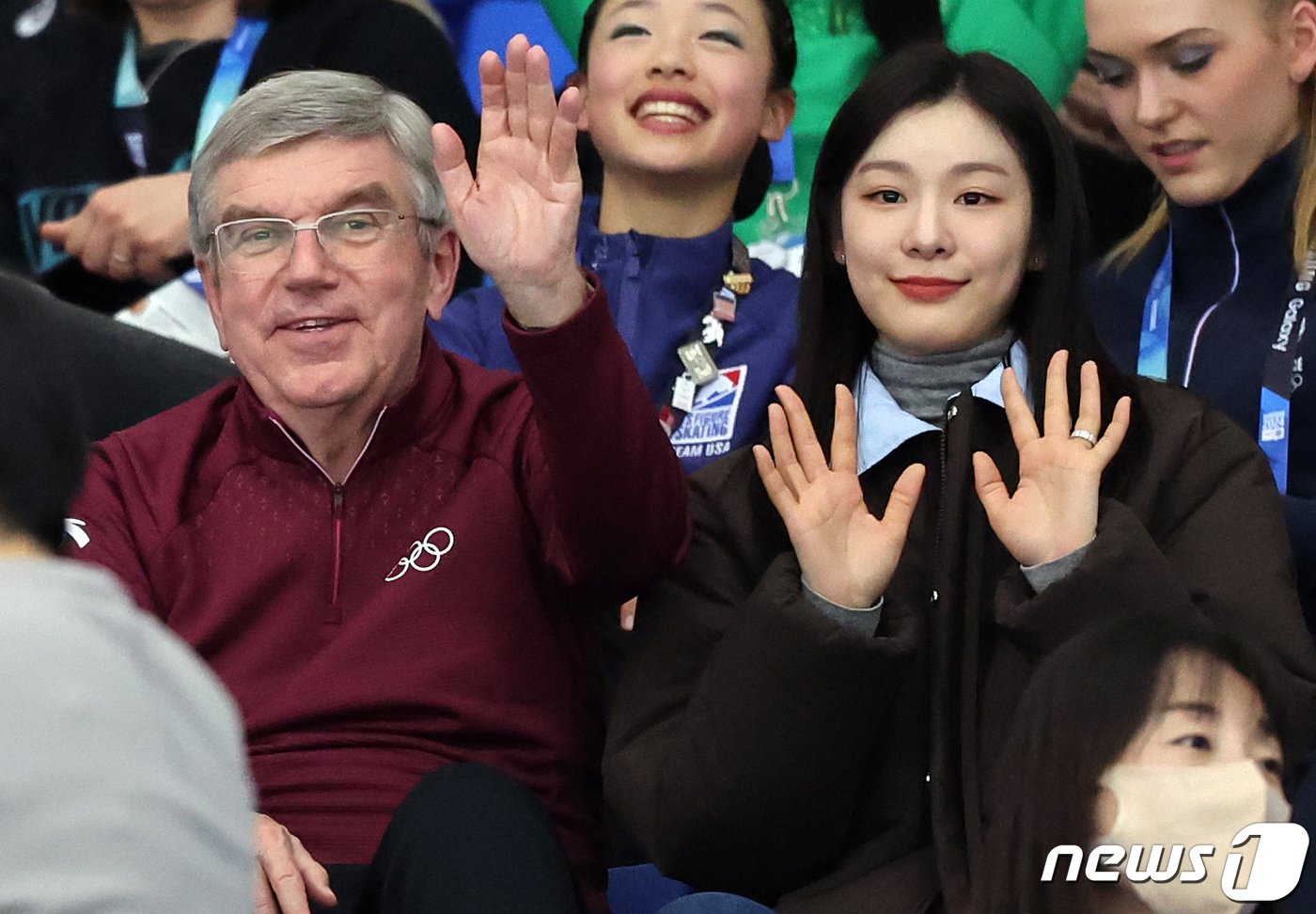 &#39;피겨 여왕&#39; 김연아 강원 2024 홍보대사가 30일 오후 강원 강릉 올림픽파크 강릉아이스아레나에서 열린 2024 강원동계청소년올림픽 피겨 스케이팅 여자 싱글 프리스케이팅 경기를 찾아 토마스 바흐 국제올림픽위원회&#40;IOC&#41; 위원장과 함께 관전하고 있다. 2024.1.30/뉴스1 ⓒ News1 김진환 기자