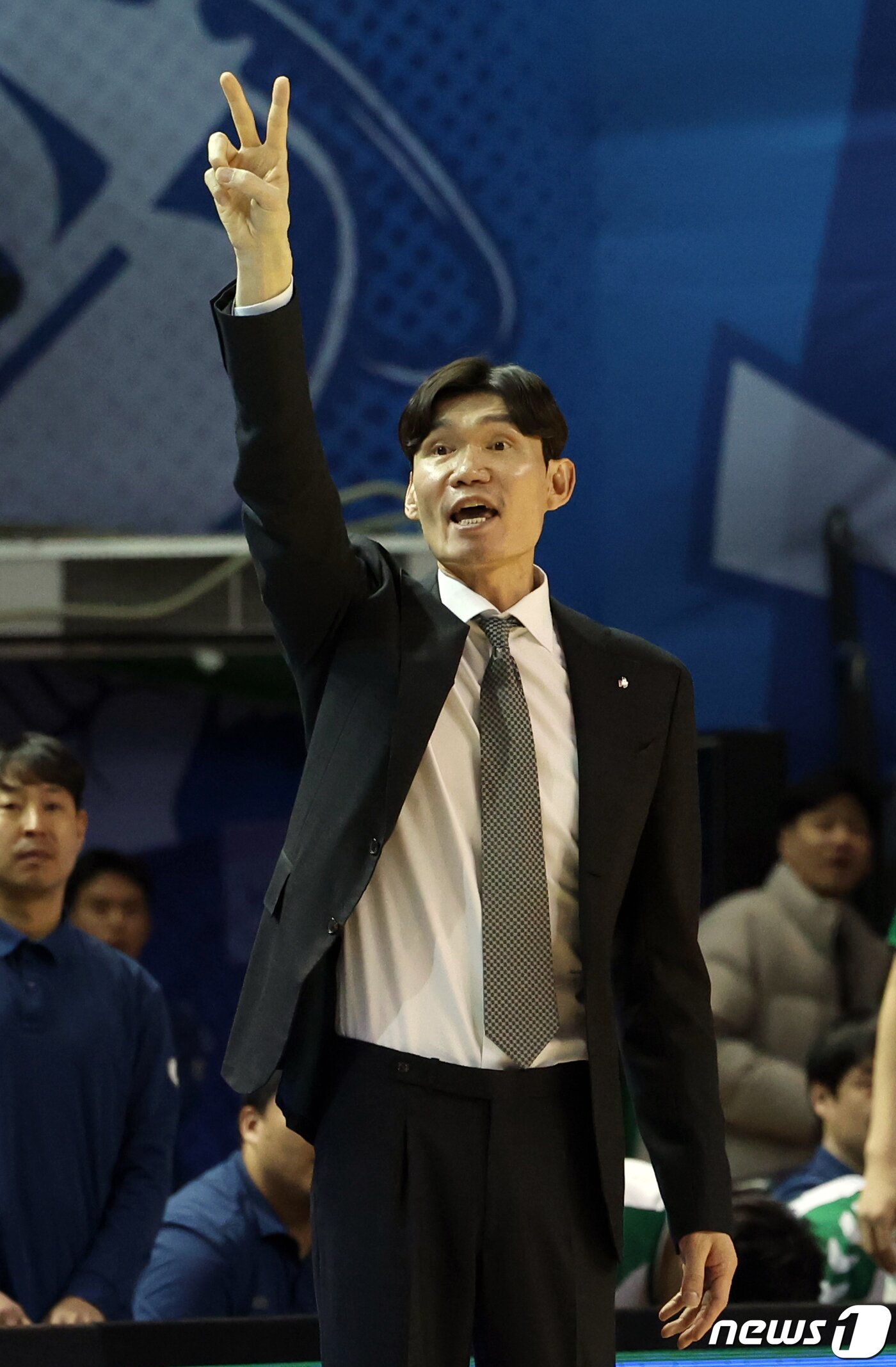 본문 이미지 - 30일 서울 송파구 잠실실내체육관에서 열린 2023-2024 정관장 프로농구 서울 삼성 썬더스와 원주 DB 프로미의 경기에서 원주 DB 김주성 감독이 작전지시를 하고 있다. 2024.1.30/뉴스1 ⓒ News1 김명섭 기자