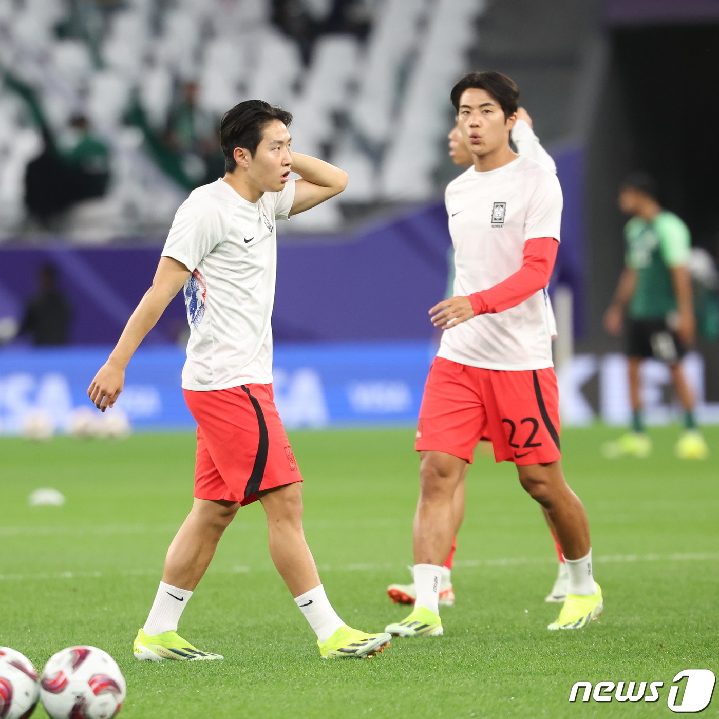 (알라이얀(카타르)=뉴스1) 김성진 기자 = 대한민국 이강인과 설영우가 30일(현지시간) 카타르 알라이얀 에듀케이션 시티 스타디움에서 열린 2023 아시아축구연맹(AFC) 카타르 …