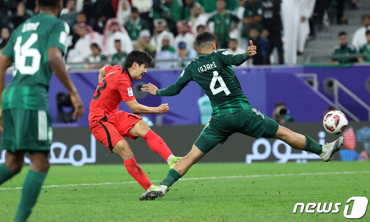 본문 이미지 - 대한민국 이강인이 30일(현지시간) 카타르 알라이얀 에듀케이션 시티 스타디움에서 열린 2023 아시아축구연맹(AFC) 카타르 아시안컵 16강전 대한민국과 사우디아라비아의 경기, 연장 후반 슈팅을 때리고 있다. 2024.1.31/뉴스1 ⓒ News1 김성진 기자