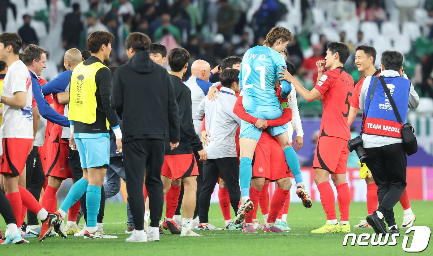 본문 이미지 - 대한민국 축구대표팀 선수들이 30일(현지시간) 카타르 알라이얀 에듀케이션 시티 스타디움에서 열린 2023 아시아축구연맹(·AFC) 카타르 아시안컵 16강전 대한민국과 사우디아라비아의 경기에서 승부차기 끝에 승리한 뒤 환호하고 있다. 2024.1.31/뉴스 ⓒ News1 김성진 기자