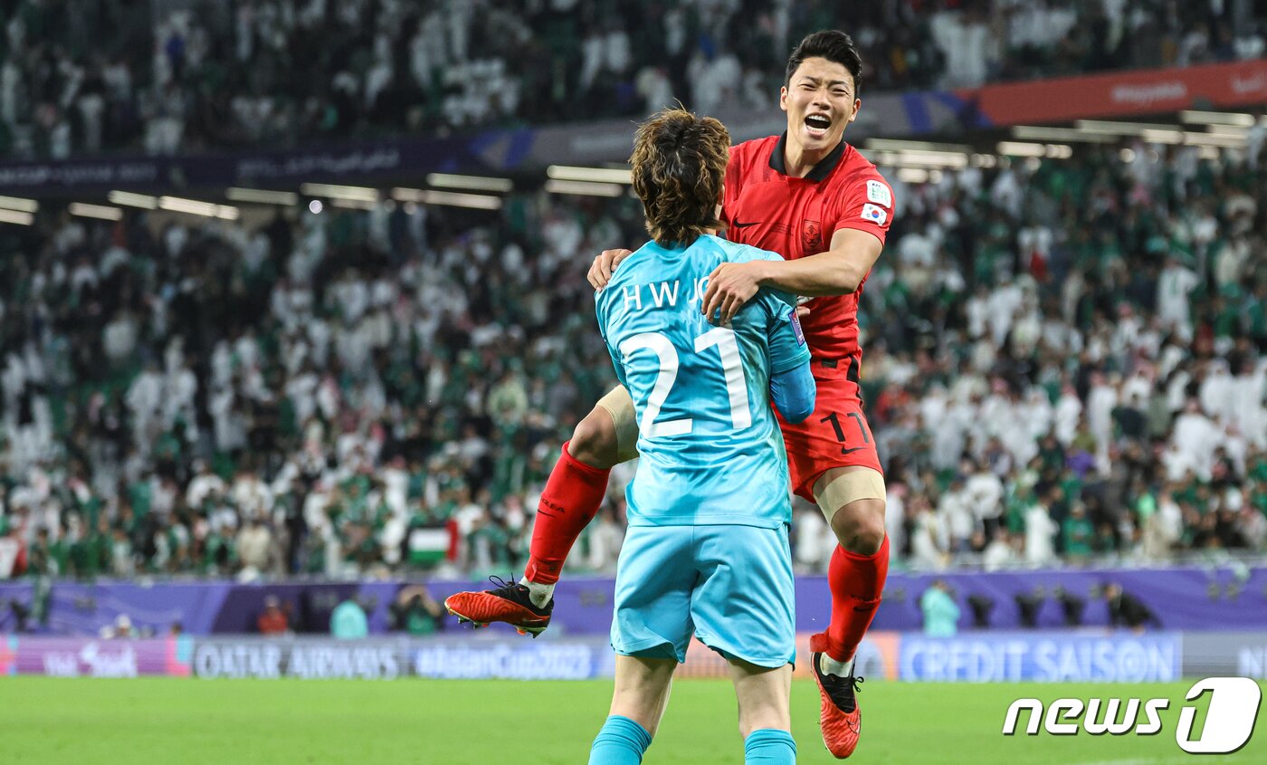 본문 이미지 - 대한민국 황희찬과 조현우가 30일(현지시간) 카타르 알라이얀 에듀케이션 시티 스타디움에서 열린 2023 아시아축구연맹(AFC) 카타르 아시안컵 16강전 대한민국과 사우디아라비아의 경기에서 승부차기 끝에 승리한 뒤 환호하고 있다. 2024.1.31/뉴스1 ⓒ News1 김성진 기자