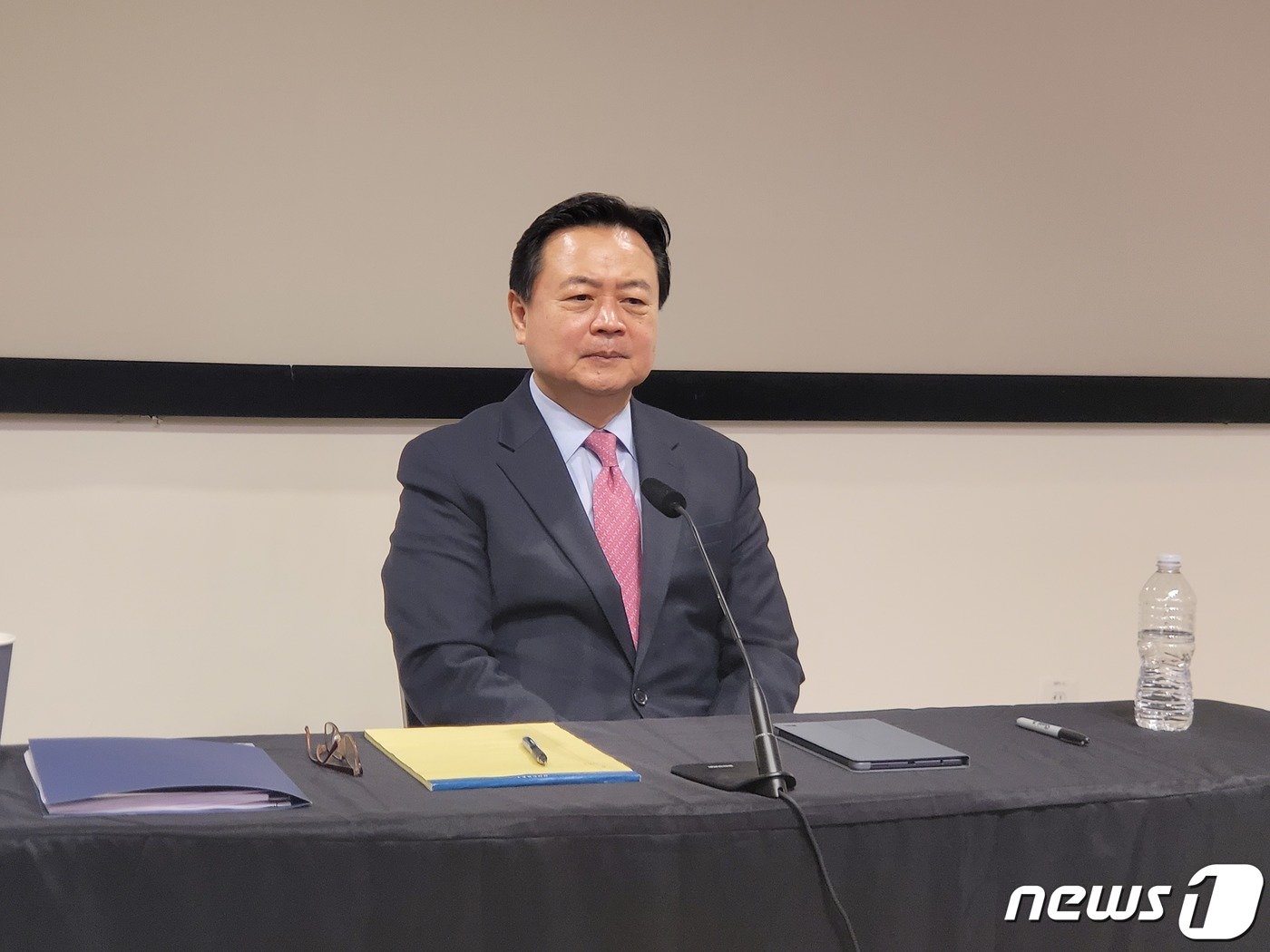 본문 이미지 - 조현동 주미대사가 30일(현지시간) 워싱턴DC 한국문화원에서 특파원간담회를 갖고 있다. 사진은 조 대사가 특파원들의 질문을 듣고 있는 모습. 2024.01.30. ⓒ News1 김현 특파원