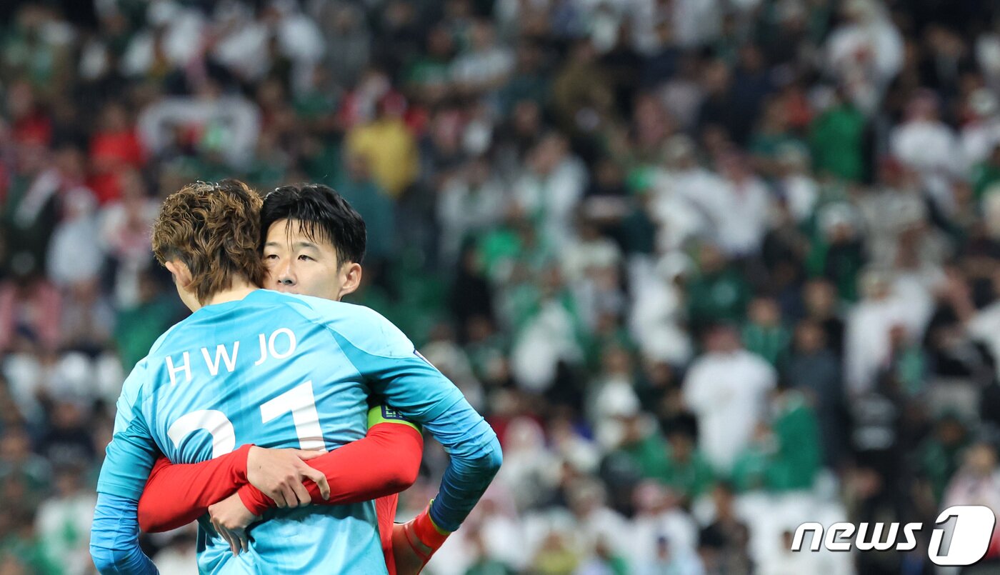 본문 이미지 - 30일(현지시간) 카타르 알라이얀 에듀케이션 시티 스타디움에서 열린 2023 아시아축구연맹(AFC) 카타르 아시안컵 16강전 대한민국과 사우디아라비아의 경기, 손흥민이 승부차기 첫 번째 키커로 나서 성공한 후 골키퍼 조현우와 포옹하고 있다. 2024.1.31/뉴스1 ⓒ News1 김성진 기자