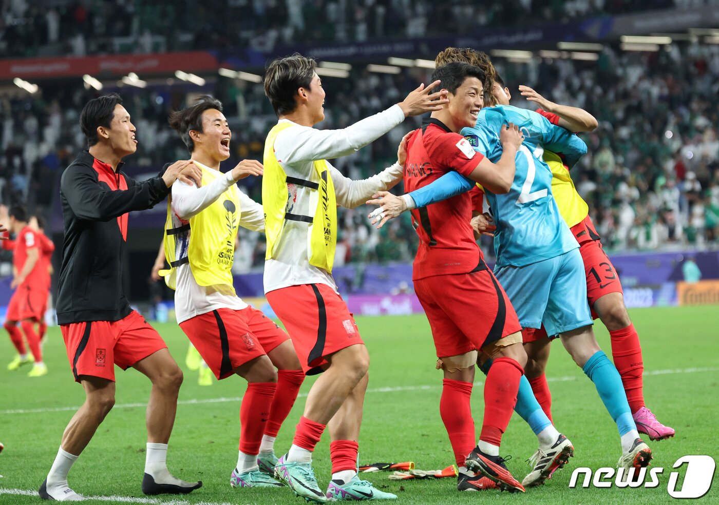 본문 이미지 - 대한민국 대표팀 선수들이 30일(현지시간) 카타르 알라이얀 에듀케이션 시티 스타디움에서 열린 2023 아시아축구연맹(AFC) 카타르 아시안컵 16강전 대한민국과 사우디아라비아의 경기 승부차기에서 승리를 확정 지은 뒤 선방쇼를 선보인 조현우와 포옹하며 승리를 자축하고 있다. 2024.1.31/뉴스1 ⓒ News1 김성진 기자
