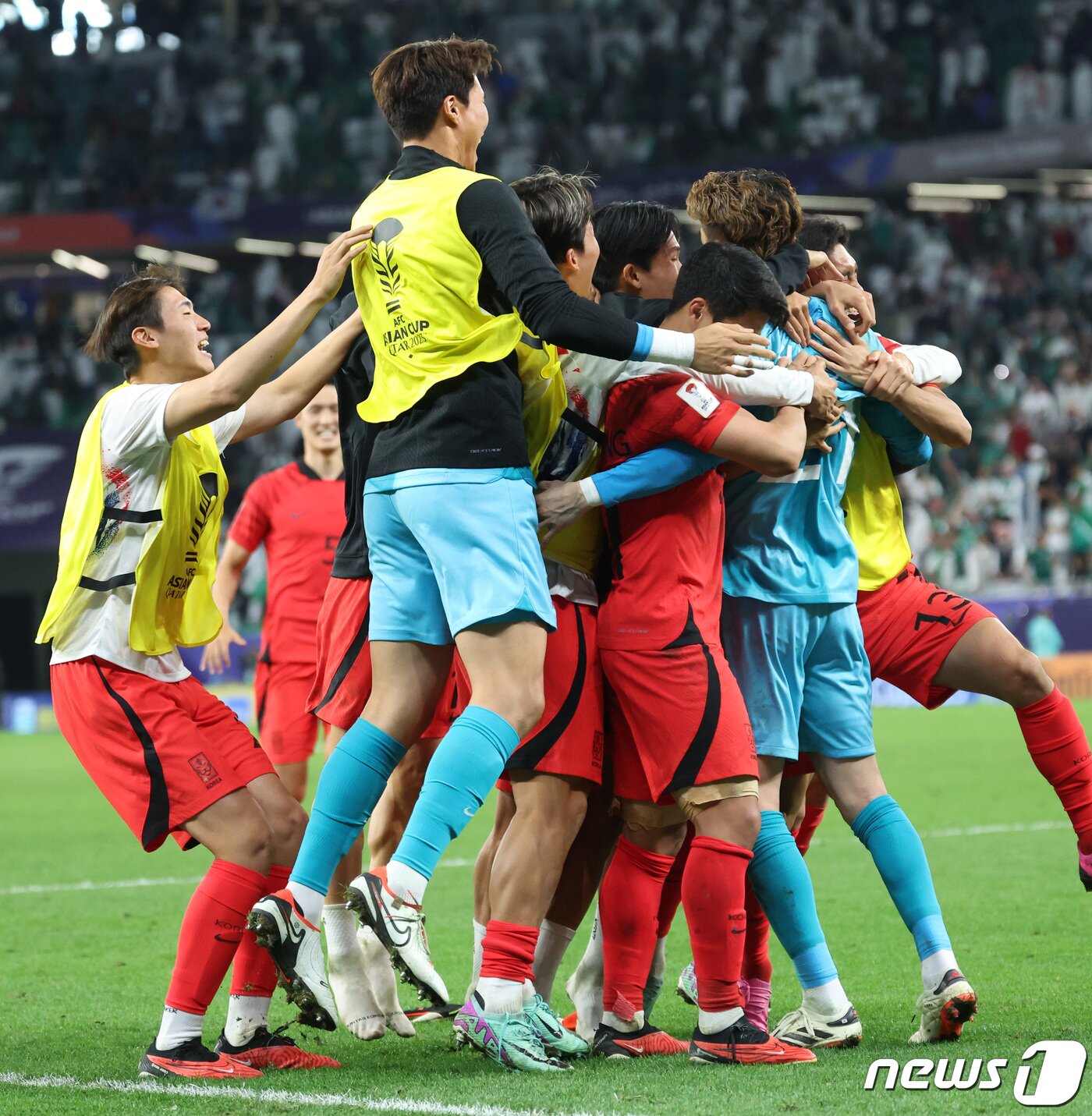 본문 이미지 - 대한민국 대표팀 선수들이 30일(현지시간) 카타르 알라이얀 에듀케이션 시티 스타디움에서 열린 2023 아시아축구연맹(AFC) 카타르 아시안컵 16강전 대한민국과 사우디아라비아의 경기 승부차기에서 승리를 확정 지은 뒤 선방쇼를 선보인 조현우와 포옹하며 승리를 자축하고 있다. 2024.1.31/뉴스1 ⓒ News1 김성진 기자