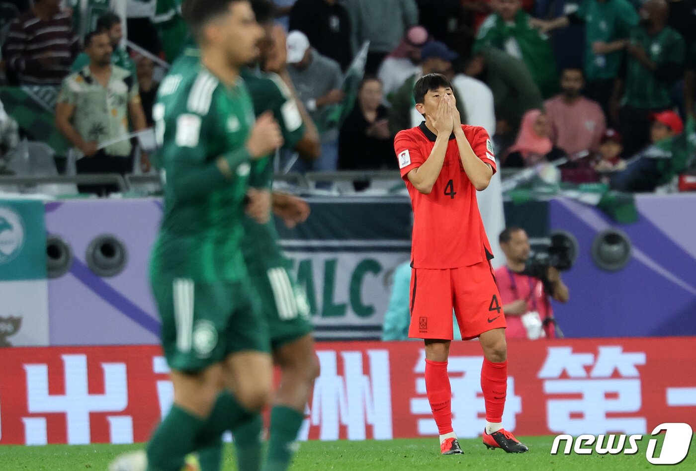 본문 이미지 - 대한민국 김민재가 30일(현지시간) 카타르 알라이얀 에듀케이션 시티 스타디움에서 열린 2023 아시아축구연맹(AFC) 카타르 아시안컵 16강전 대한민국과 사우디아라비아의 경기에서 사우디아라비아 압둘라 라디프에게 선제골을 허용한 후 아쉬워하고 있다. 2024.1.31 ⓒ 뉴스1 김성진 기자