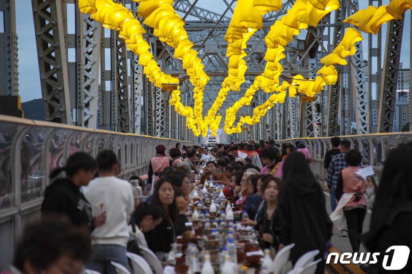 본문 이미지 - 공주 금강철교 만찬(문체부 제공)