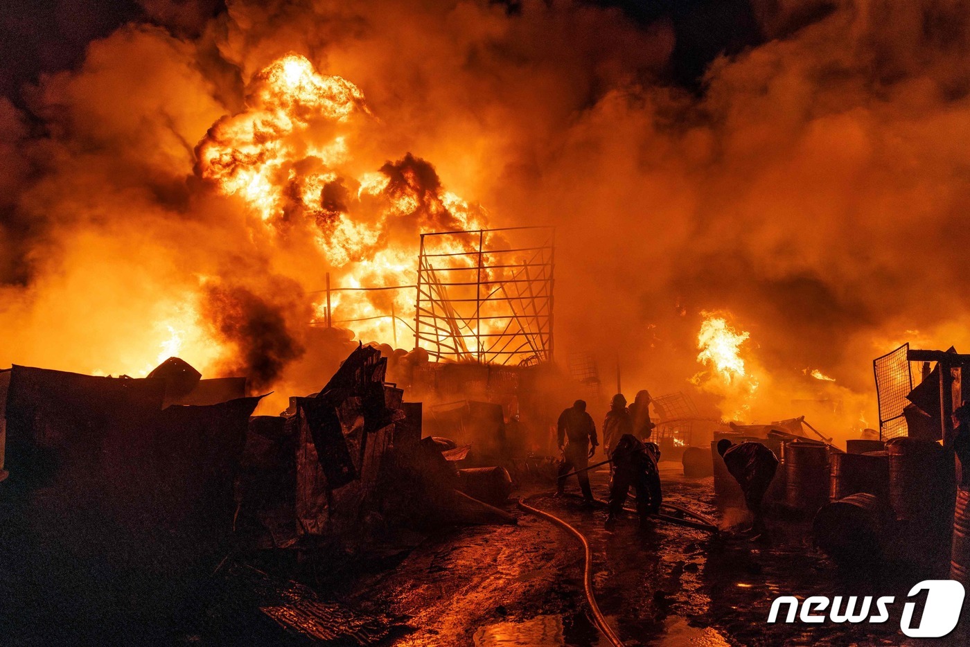 (나이로비 AFP=뉴스1) 우동명 기자 = 30일(현지시간) 케냐 나이로비의 마카다라 지역에서 화재가 발생해 불길에 휩싸인 건물의 모습이 보인다. 2024.1.31ⓒ AFP=뉴스1 …