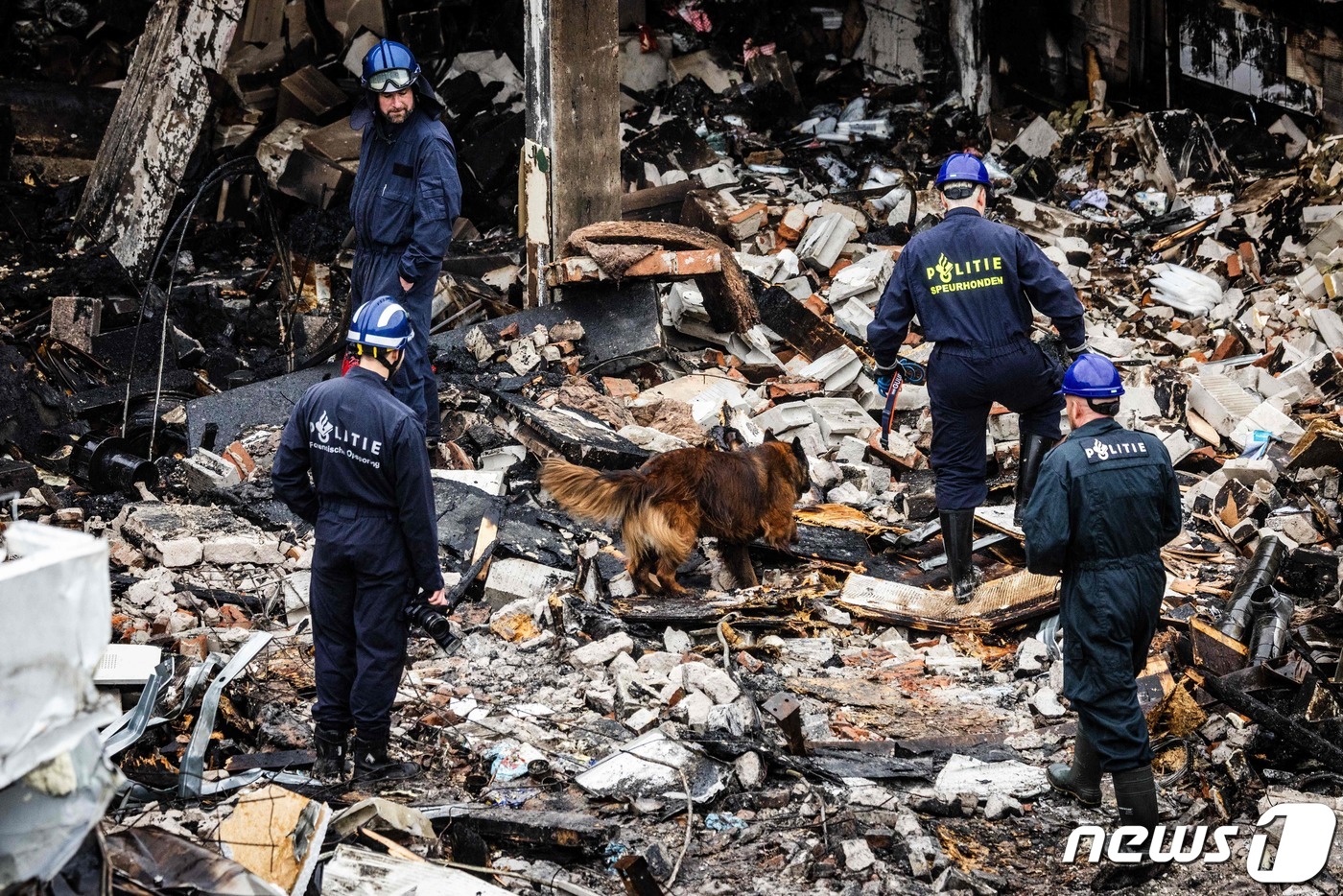 (암스테르담 AFP=뉴스1) 우동명 기자 = 30일(현지시간) 네덜란드 암스테르담의 아파트에서 폭발이 발생해 아수라장이 된 현장서 구조대원이 수색을 하고 있다. 2024.1.31ⓒ …
