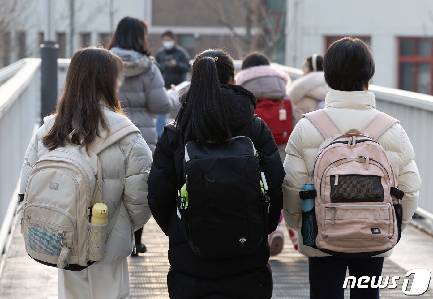 본문 이미지 - 서울 시내의 한 초등학교에서 어린이들이 등교를 하고 있다. 2024.1.31/뉴스1 ⓒ News1 이재명 기자