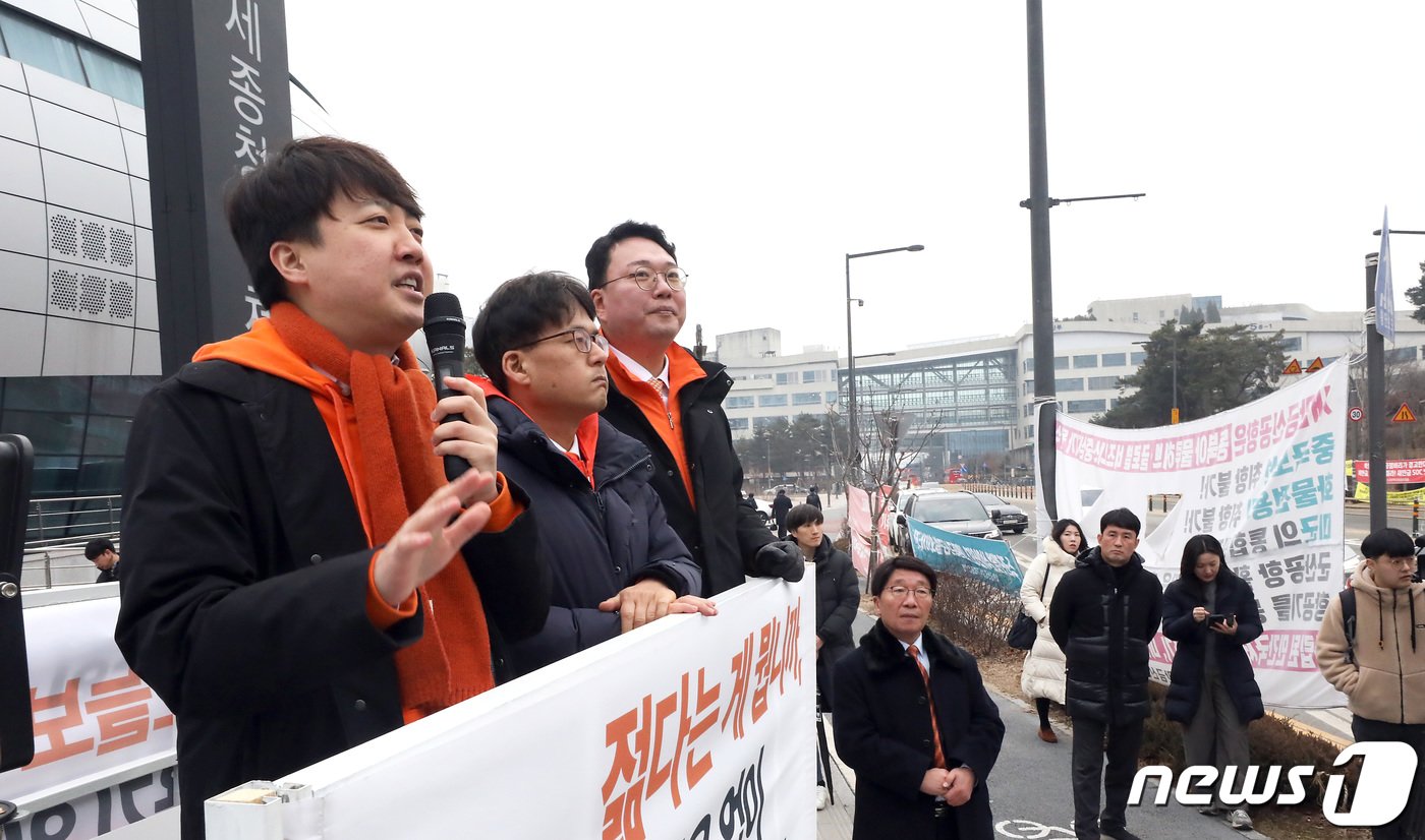 본문 이미지 - 이준석 개혁신당 대표(왼쪽) 등 당 지도부가 지난달 31일 오전 세종시 어진동 정부세종청사 국토교통부 인근에서 출근길 공무원과 시민들에게 1차 길거리 정책홍보를 하고 있다. 2024.01.31. /뉴스1 ⓒ News1 김기남 기자