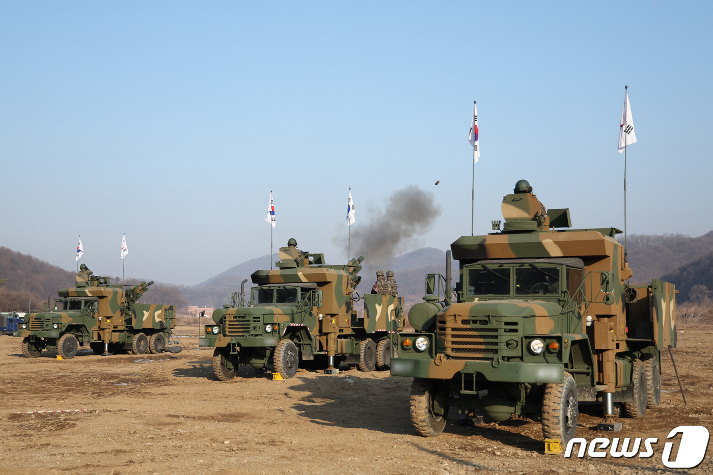 (파주=뉴스1) 신웅수 기자 = 제17보병사단 장병들이 31일 경기 파주시 무건리훈련장에서 포병대대 통합 K105A1 자주포 포탄 사격 훈련을 하고 있다.17사단 포병대대 장병 2 …