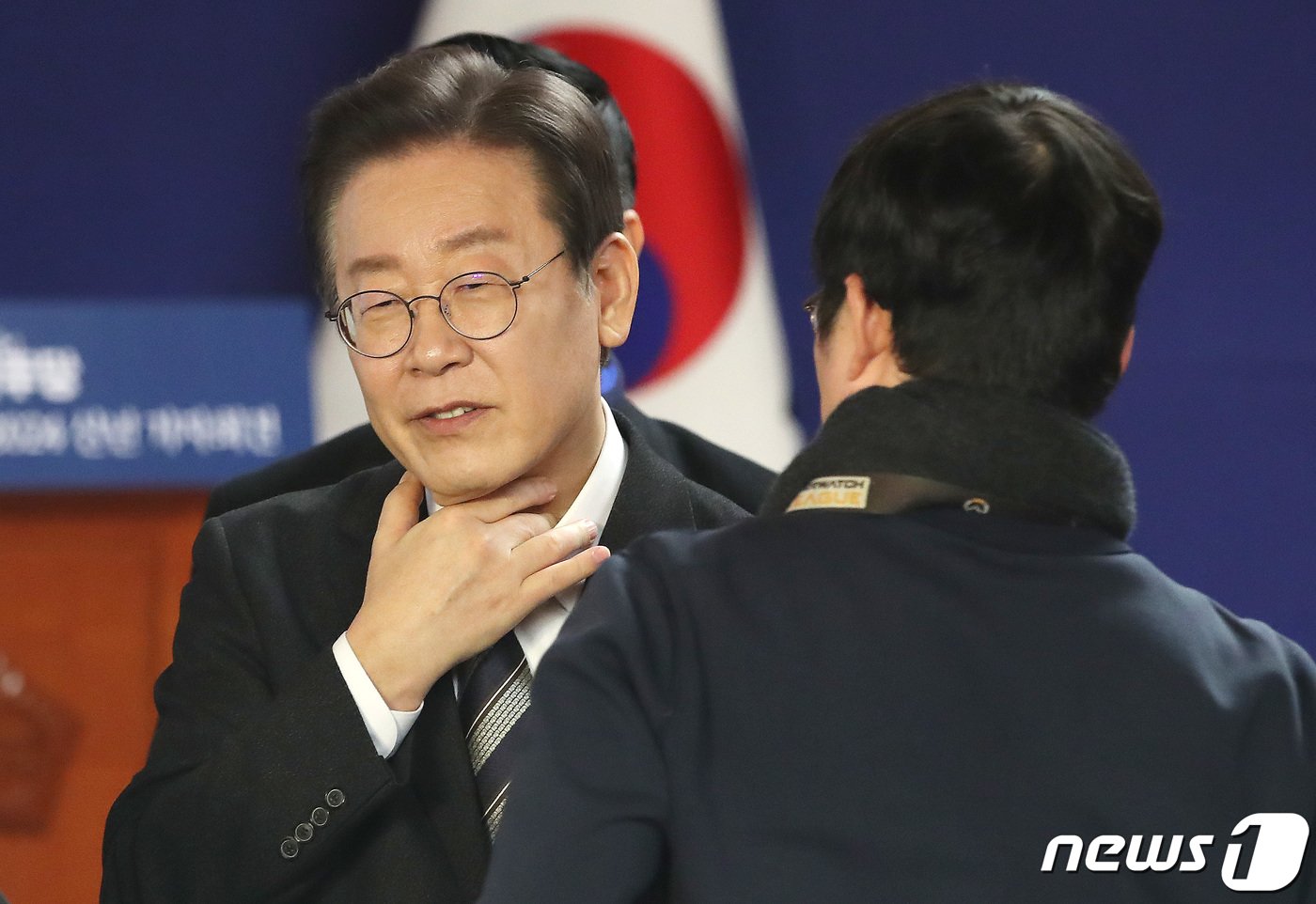 본문 이미지 - 이재명 더불어민주당 대표가 31일 오전 서울 여의도 국회 사랑재에서 열린 2024 신년 기자회견에서 취재진과 이야기를 나누며 목을 만지고 있다. 2024.1.31/뉴스1 ⓒ News1 임세영 기자