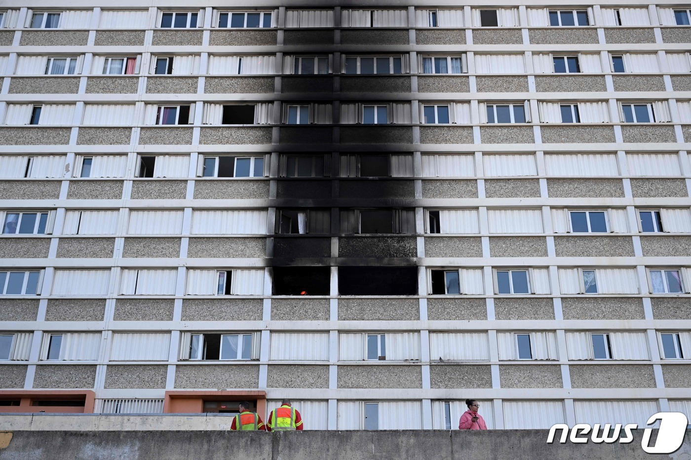 (마르세유 AFP=뉴스1) 정지윤 기자 = 프랑스 남부 마르세유 지역의 한 아파트에서 화재가 발생해 30일(현지시간) 건물이 까맣게 그을려 있다. 2024.01.30ⓒ AFP=뉴스 …