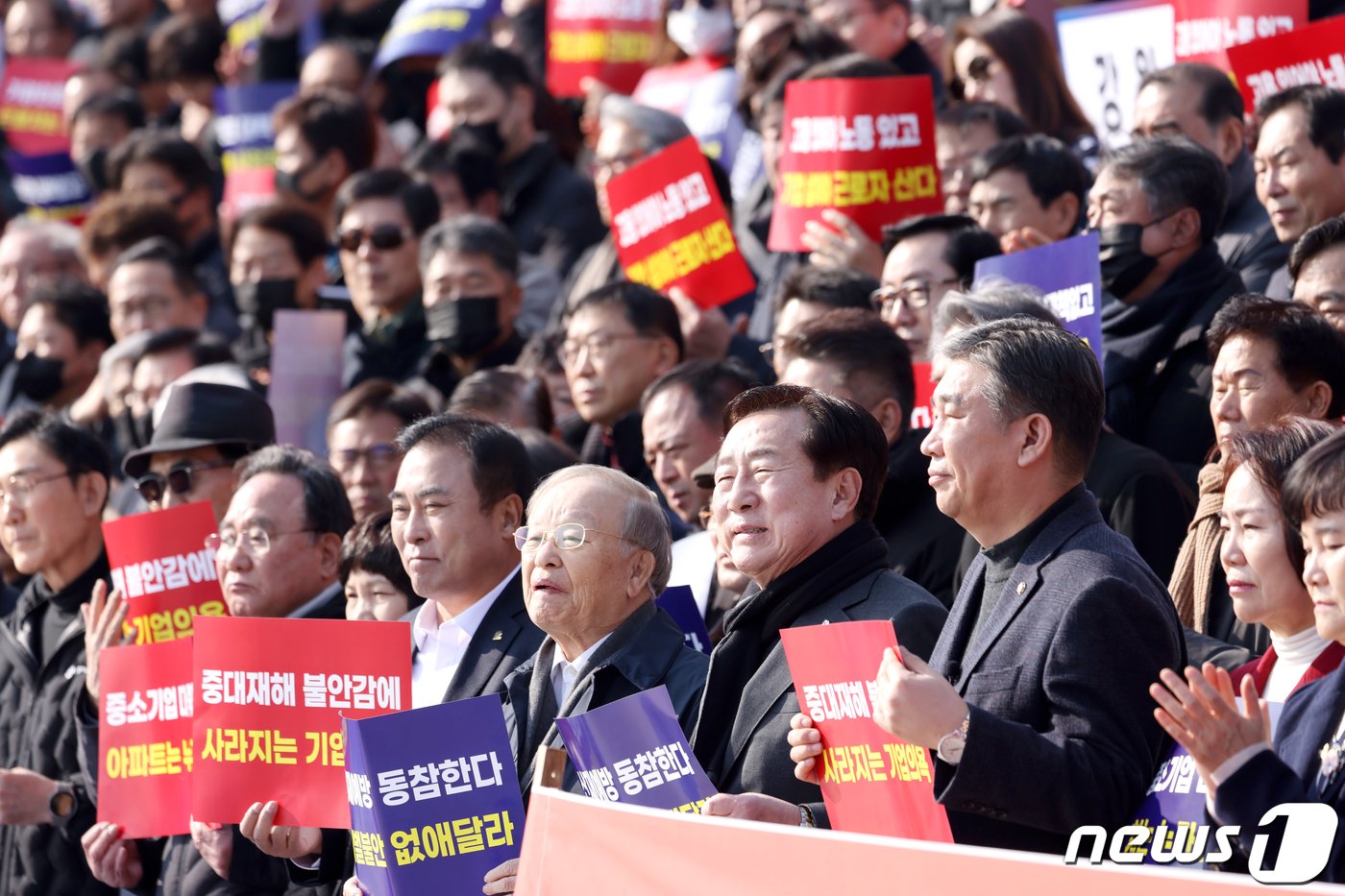 31일 서울 여의도 국회 본관 앞에서 중소기업 대표들이 모여 50인 미만 중대재해처벌법 유예 법안 통과 촉구 기자회견을 하고 있다.&#40;중소기업중앙회 제공&#41;