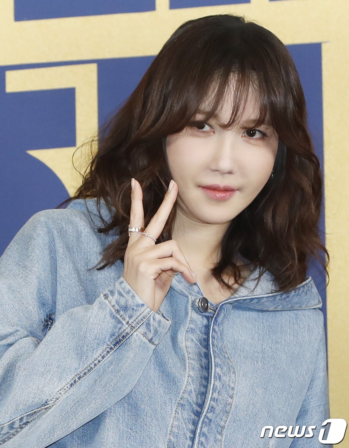 본문 이미지 - 배우 이지아가 31일 오후 서울 마포구 상암 스탠포드 호텔에서 진행된 JTBC 새 수목드라마 ‘끝내주는 해결사’(극본 정희선/연출 박진석) 제작발표회에서 포즈를 취하고 있다. ‘끝내주는 해결사’는 대한민국 최고의 이혼 해결사 사라킴(이지아 분)과 똘기 변호사 동기준(강기영 분)의 겁대가리 없는 정의구현 응징 솔루션이 담긴 드라마다. 2024.1.31/뉴스1 ⓒ News1 권현진 기자