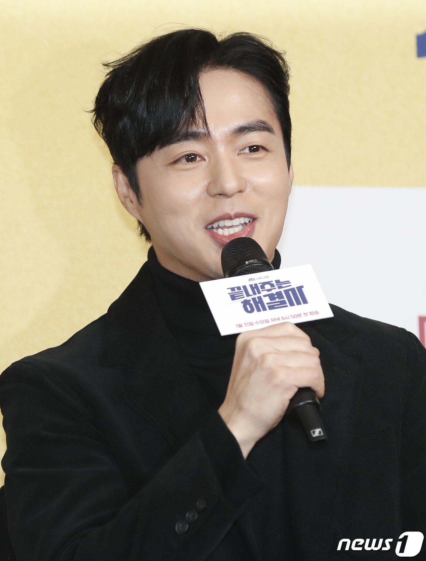 본문 이미지 - 배우 오민석이 31일 오후 서울 마포구 상암 스탠포드 호텔에서 진행된 JTBC 새 수목드라마 ‘끝내주는 해결사’(극본 정희선/연출 박진석) 제작발표회에서 인사말을 하고 있다. ‘끝내주는 해결사’는 대한민국 최고의 이혼 해결사 사라킴(이지아 분)과 똘기 변호사 동기준(강기영 분)의 겁대가리 없는 정의구현 응징 솔루션이 담긴 드라마다. 2024.1.31/뉴스1 ⓒ News1 권현진 기자