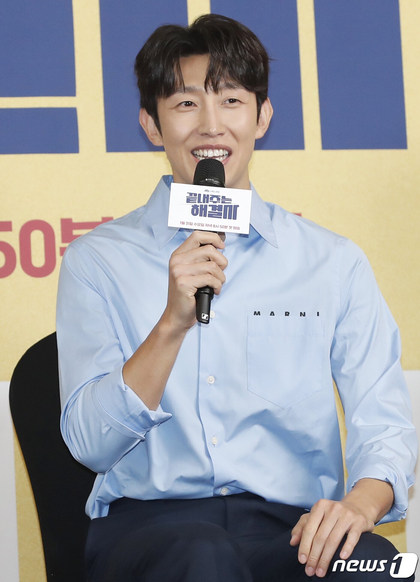 본문 이미지 - 배우 오민석이 31일 오후 서울 마포구 상암 스탠포드 호텔에서 진행된 JTBC 새 수목드라마 ‘끝내주는 해결사’(극본 정희선/연출 박진석) 제작발표회에서 인사말을 하고 있다. ‘끝내주는 해결사’는 대한민국 최고의 이혼 해결사 사라킴(이지아 분)과 똘기 변호사 동기준(강기영 분)의 겁대가리 없는 정의구현 응징 솔루션이 담긴 드라마다. 2024.1.31/뉴스1 ⓒ News1 권현진 기자