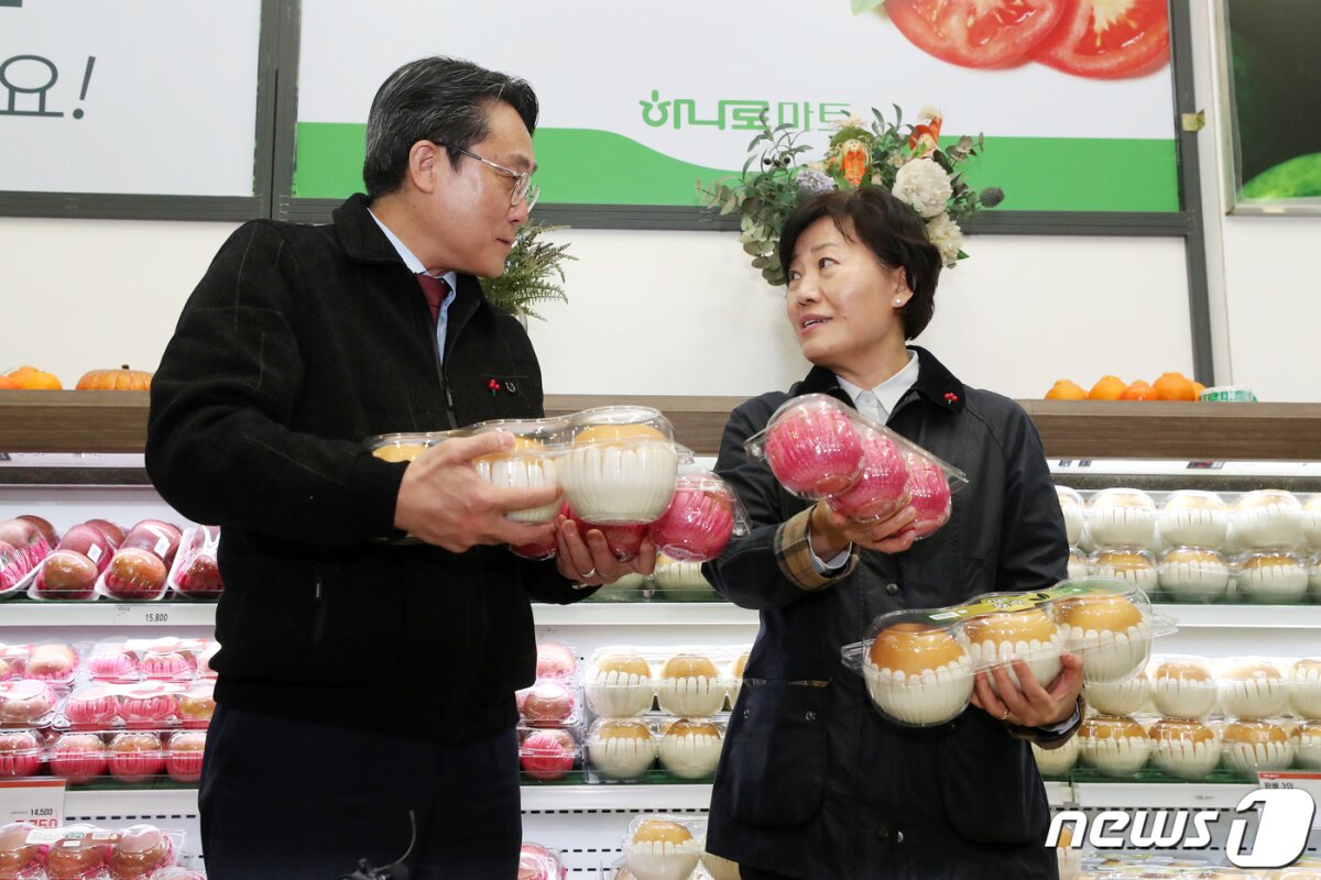 송미령 농림축산식품부 장관과 강도형 해양수산부 장관이 서울 서초구 하나로마트 양재점을 찾아 설 성수품 수급 상황을 점검하고 있다. 2024.1.31/뉴스1 © News1 이승배 기자