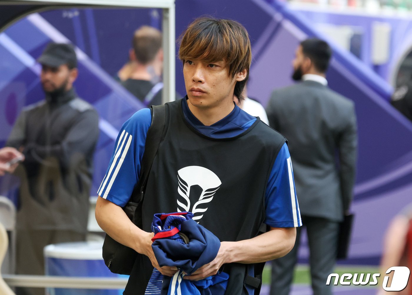 본문 이미지 - 31일(현지시간) 카타르 도하 알투마마 스타디움에서 열린 2023 아시아축구연맹(AFC) 카타르 아시안컵 16강전 바레인과 일본의 경기에서 성범죄 혐의로 고소를 당한 일본 이토 준야가 벤치로 향하고 있다. 2024.1.31/뉴스1 ⓒ News1 김성진 기자