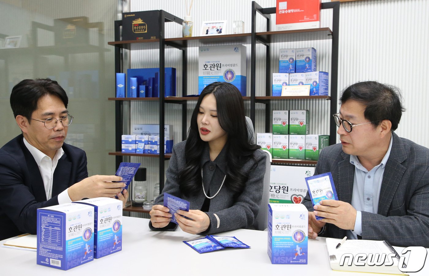 본문 이미지 - 이진솔 대표가 제품과 관련, 직원들과 회의를 진행하고 있다. ⓒ News1 김기태 기자