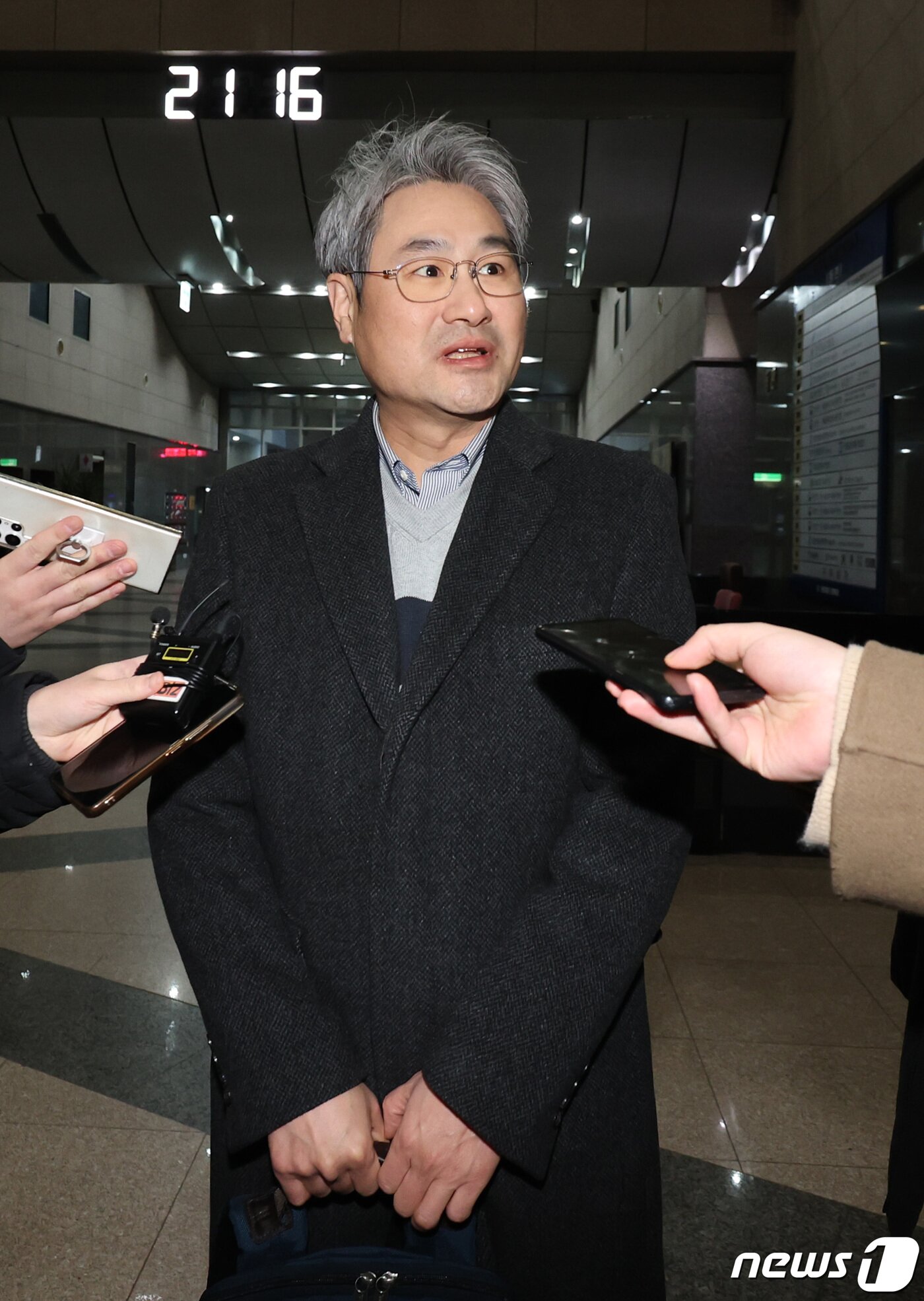본문 이미지 - 한윤제 스테이지엑스 입찰대리인이 31일 오후 서울 송파구 아이티벤처타워에서 진행된 제4 이동통신사 선정을 위한 5세대 이동통신(5G) 28㎓ 대역 주파수 경매를 마친 뒤 취재진의 질문에 답하고 있다. 과학기술정보통신부는 이날 5세대(5G) 이동통신 28㎓ 주파수에 대한 오름입찰 및 밀봉입찰을 진행한 결과, 입찰가액 4301억원에 스테이지엑스 컨소시엄이 낙찰받았다고 밝혔다. 2024.1.31/뉴스1 ⓒ News1 박지혜 기자