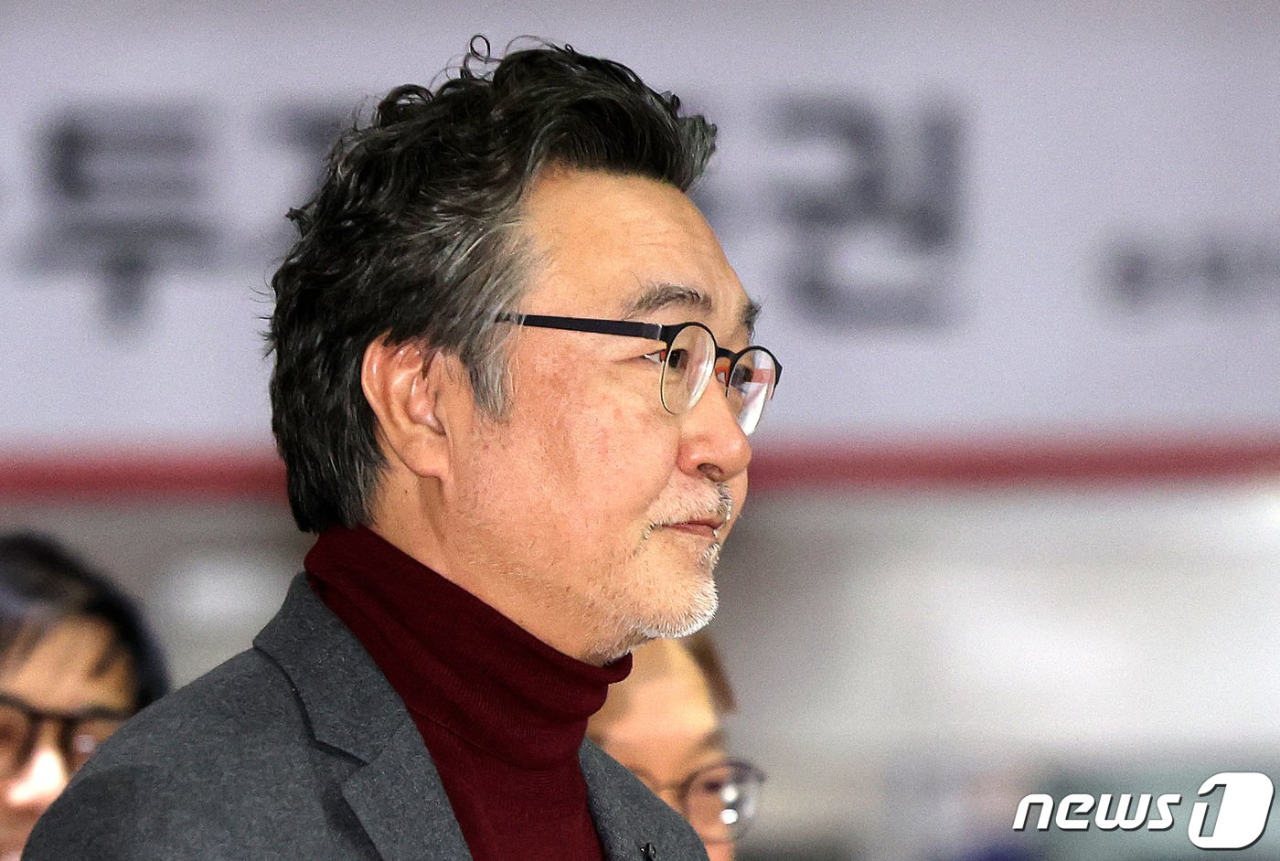본문 이미지 - 윤호상 마이모바일 입찰대리인이 31일 오후 서울 송파구 아이티벤처타워에서 진행된 제4 이동통신사 선정을 위한 5세대 이동통신(5G) 28㎓ 대역 주파수 경매를 마친 뒤 건물을 나서고 있다. 과학기술정보통신부는 이날 5세대(5G) 이동통신 28㎓ 주파수에 대한 오름입찰 및 밀봉입찰을 진행한 결과, 입찰가액 4301억원에 스테이지엑스 컨소시엄이 낙찰받았다고 밝혔다. 2024.1.31/뉴스1 ⓒ News1 박지혜 기자