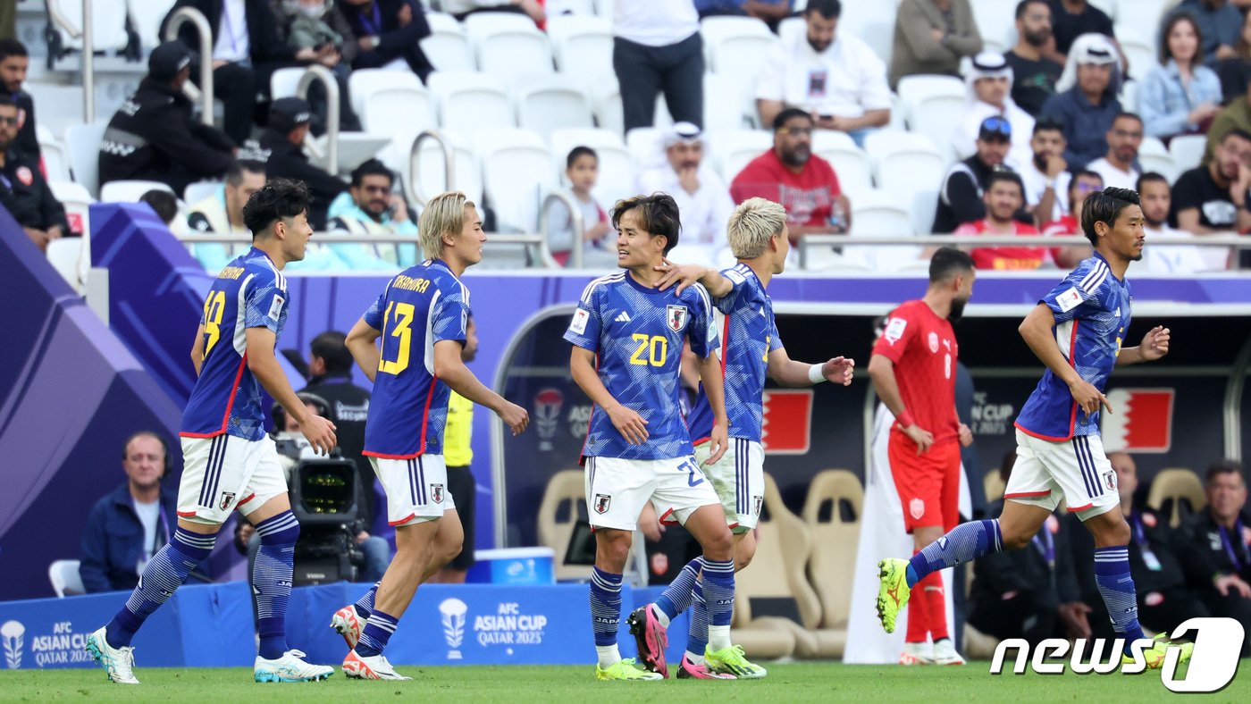 일본 구보 다케후사가 31일&#40;현지시간&#41; 카타르 도하 알투마마 스타디움에서 열린 2023 아시아축구연맹&#40;AFC&#41; 카타르 아시안컵 16강전 바레인과 일본의 경기에서 추가골을 터뜨린 후 동료 선수들과 기뻐하고 있다. 2024.1.31/뉴스1 ⓒ News1 김성진 기자