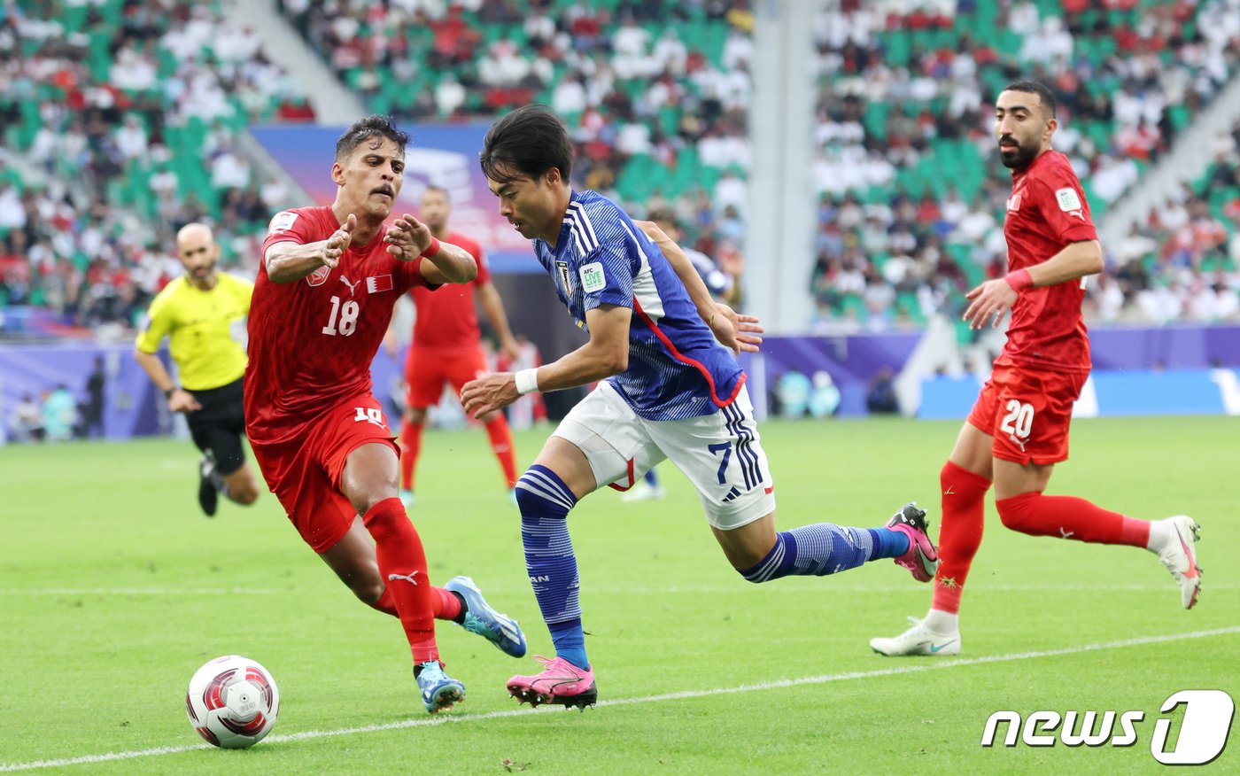 일본 미토마 카오루가 31일&#40;현지시간&#41; 카타르 도하 알투마마 스타디움에서 열린 2023 아시아축구연맹&#40;AFC&#41; 카타르 아시안컵 16강전 바레인과 일본의 경기에서 바레인 모하메드 아델과 경합을 벌이고 있다. 2024.1.31/뉴스1 ⓒ News1 김성진 기자