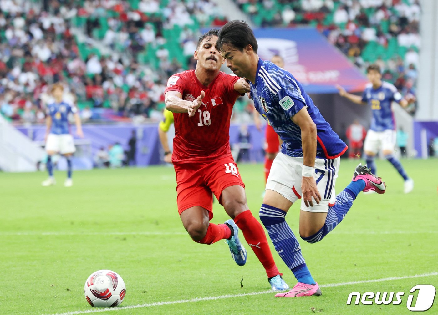 일본 미토마 가오루가 31일&#40;현지시간&#41; 카타르 도하 알투마마 스타디움에서 열린 2023 아시아축구연맹&#40;AFC&#41; 카타르 아시안컵 16강전 바레인과 일본의 경기에서 바레인 모하메드 아델과 경합을 벌이고 있다. 2024.1.31/뉴스1 ⓒ News1 김성진 기자