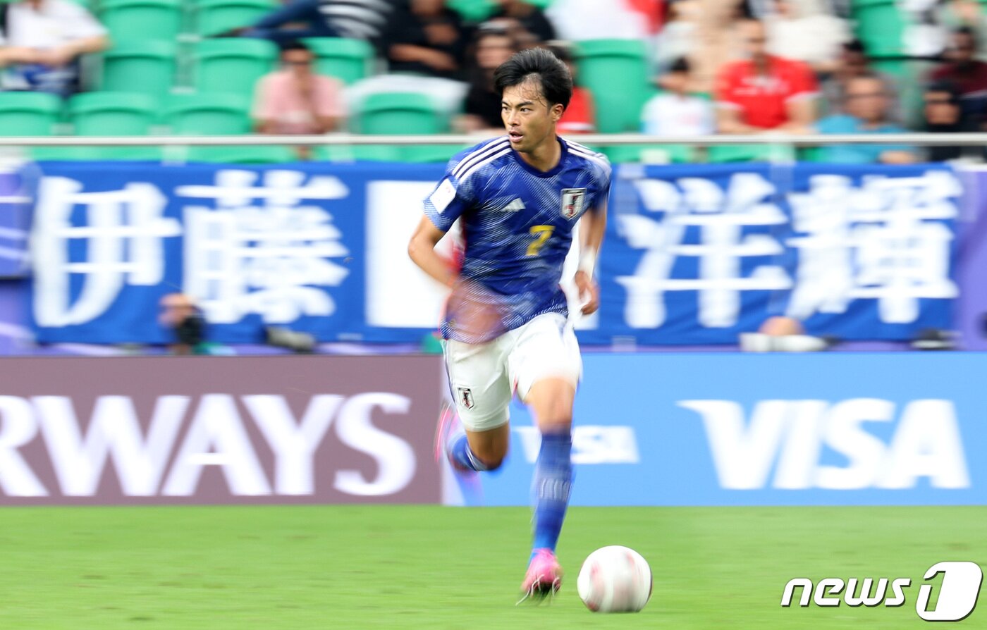 본문 이미지 - 일본 미토마 카오루가 31일(현지시간) 카타르 도하 알투마마 스타디움에서 열린 2023 아시아축구연맹(AFC) 카타르 아시안컵 16강전 바레인과 일본의 경기에서 돌파하고 있다. 2024.1.31/뉴스1 ⓒ News1 김성진 기자