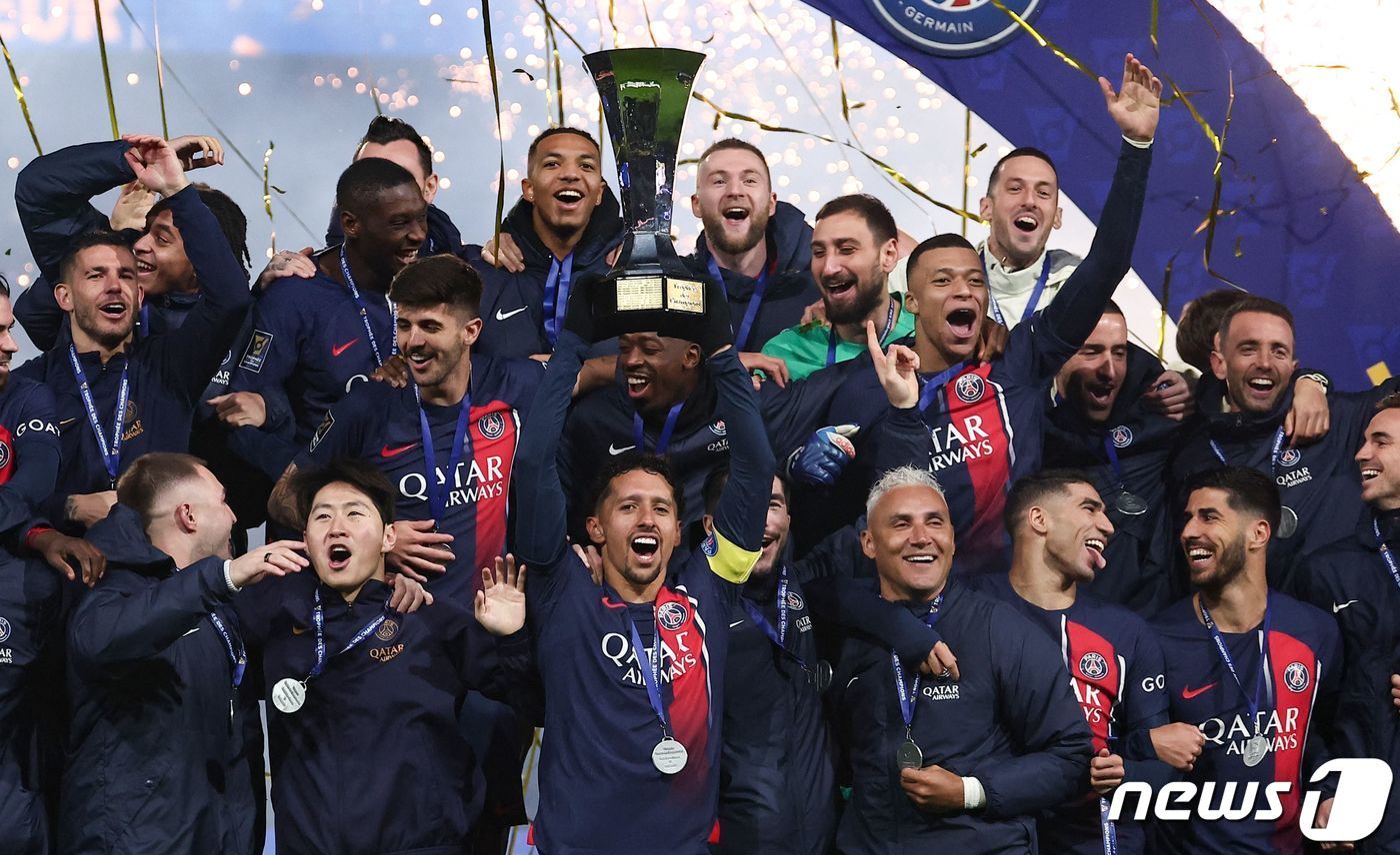 본문 이미지 - 프랑스 파리 생제르맹(PSG) 이강인과 팀 동료들이 4일(한국시간) 프랑스 파리의 파르크 데 프랭스에서 열린 툴루즈와의 2023 트로페 데 샹피온(프랑스 슈퍼컵) 결승전에서 2-0 완승을 거두며 우승을 차지한 뒤 트로피를 들고 자축하고 있다. ⓒ AFP=뉴스1