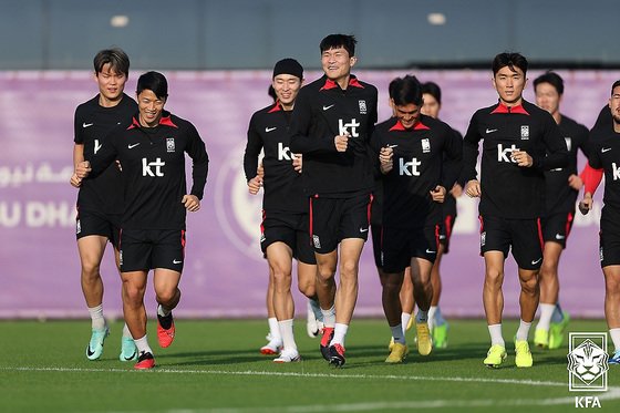 본문 이미지 - 64년 만에 아시아축구연맹(AFC) 아시안컵 우승을 노리는 축구 국가대표팀 선수들이 3일(한국시간) 아랍에미리트 뉴욕대학교 아부다비 스타디움에서 대회 대비 훈련을 하고 있다. (대한축구협회 제공) 2024.1.4/뉴스1