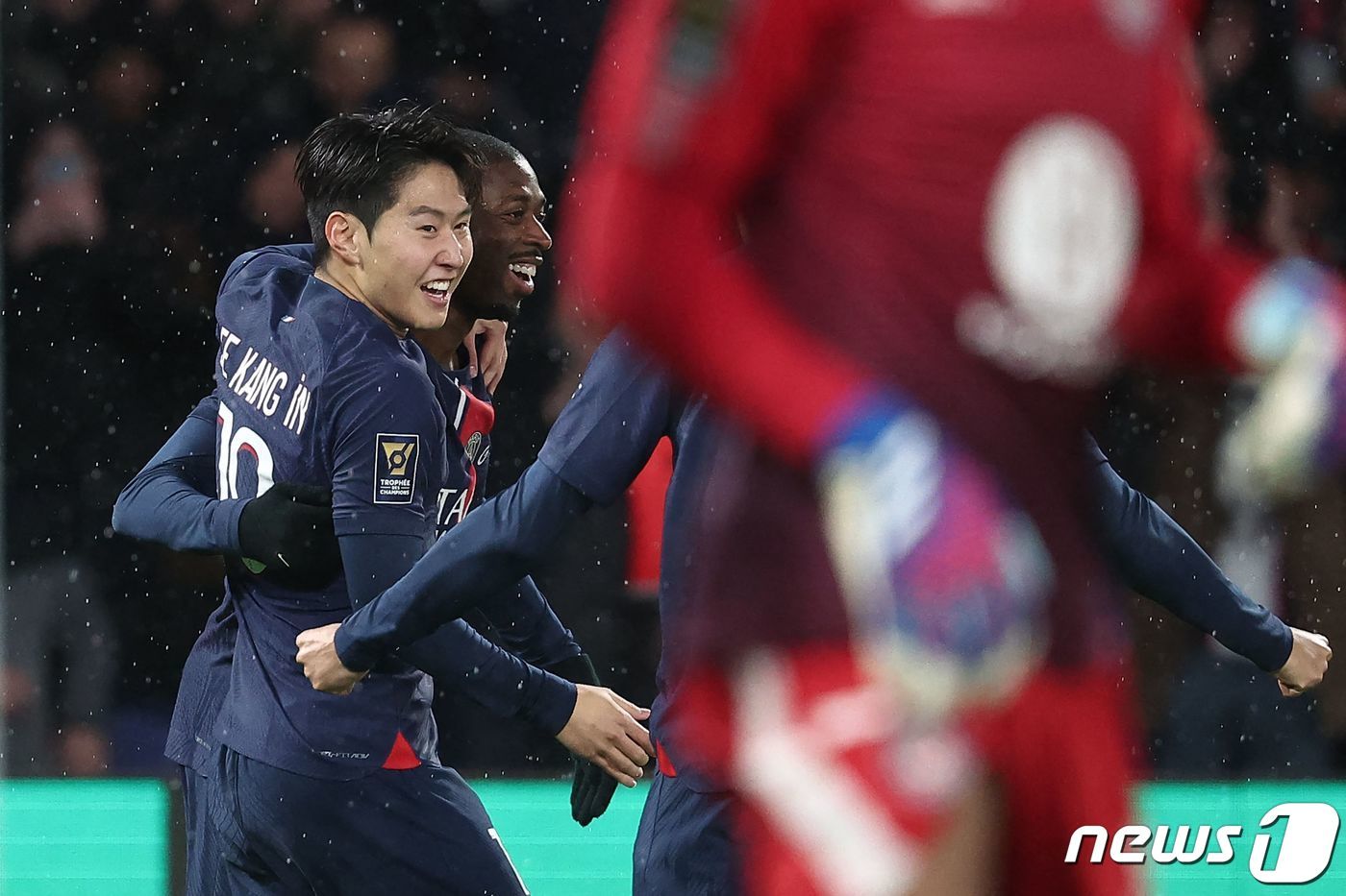 본문 이미지 - PSG의 이강인이 3일 (현지시간) 프랑스 파리의 파르크 데 프랭스에서 열린 프랑스 슈퍼컵 툴루즈와 경기서 킥 오프 3분 만에 시즌 3호 골인 결승 골을 터트린 뒤 우스만 뎀벨레와 기뻐하고 있다. 2024.1.4 ⓒ AFP=뉴스1 ⓒ News1 우동명 기자