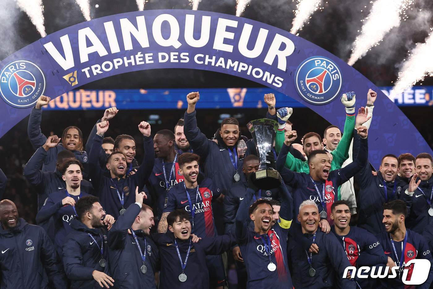 본문 이미지 - 이강인과 PSG 선수들이 3일 (현지시간) 프랑스 파리의 파르크 데 프랭스에서 열린 경기서 툴루즈를 꺾고 프랑스 슈퍼컵 우승 트로피를 들고 기뻐하고 있다. 2024.1.4 ⓒ AFP=뉴스1 ⓒ News1 우동명 기자