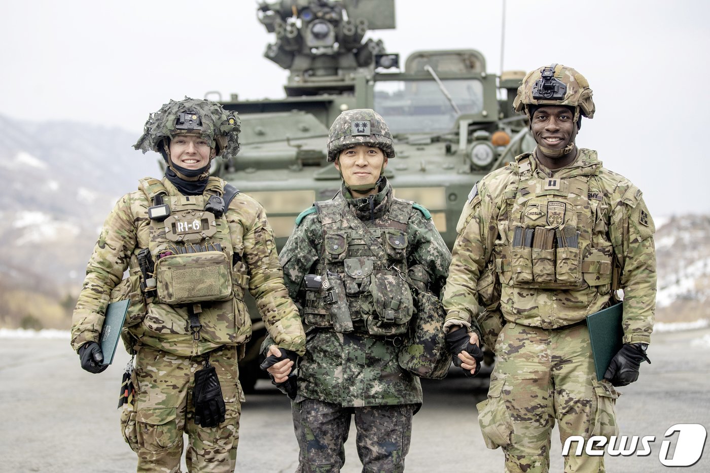 육군은 수도기계화보병사단 예하 번개여단과 한미연합사단·미2사단 예하 스트라이커여단이 지난 29일부터 경기도 포천 승진훈련장에서 연합전투사격훈련을 실시했다고 4일 밝혔다. 조승재&#40;중령&#41; 대대장이 훈련에 참가한 미군 장병들과 기념사진을 촬영하고 있다. &#40;육군 제공&#41; 2024.1.4/뉴스1