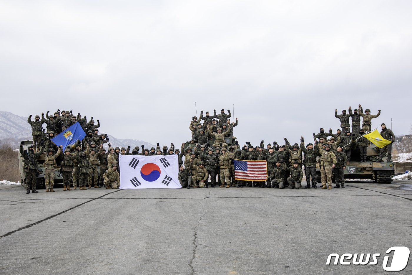 육군은 수도기계화보병사단 예하 번개여단과 한미연합사단·미2사단 예하 스트라이커여단이 지난 29일부터 경기도 포천 승진훈련장에서 연합전투사격훈련을 실시했다고 4일 밝혔다. 훈련에 참가한 한미 연합전투단 장병들이 기념사진을 촬영하고 있다. &#40;육군 제공&#41; 2024.1.4/뉴스1