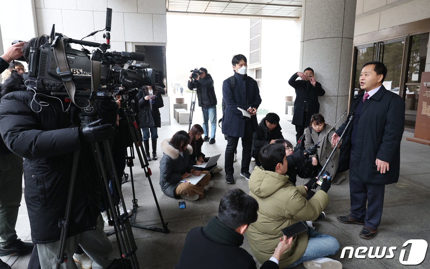 본문 이미지 - &#39;배드파더스&#40;Bad Fathers&#41;&#39;라는 사이트에서 양육비를 주지 않는 부모의 신상을 공개한 구본창 양육비해결하는사람들 대표가 4일 서울 서초구 대법원에서 열린 대법원 2부 선고를 마친 후 입장을 밝히고 있다. 대법원은 이날 구 대표에게 벌금 100만원을 선고유예 한 원심을 확정했다. 2024.1.4/뉴스1 ⓒ News1 신웅수 기자