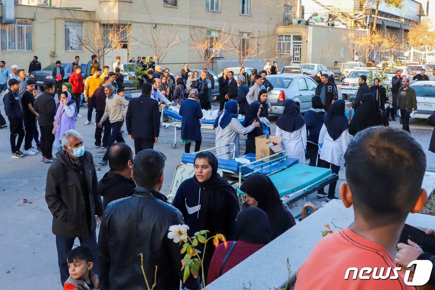 본문 이미지 - 3일 &#40;현지시간&#41; 이란 테헤란 남쪽 케르만에서 발생한 가셈 솔레이마니 전 이란 혁명 수비대 사령관 4주기 추모식 폭발의 부상자들이 병원에 도착을 하고 있다. 2024.1.4 ⓒ AFP=뉴스1 ⓒ News1 우동명 기자