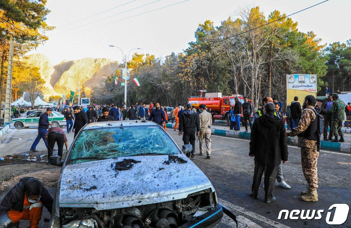 본문 이미지 - 3일 (현지시간) 이란 테헤란 남쪽 케르만에서 발생한 가셈 솔레이마니 전 이란 혁명 수비대 사령관 4주기 추모식 폭발 현장에 파손된 차량이 보인다. 2024.1.4 ⓒ AFP=뉴스1 ⓒ News1 우동명 기자