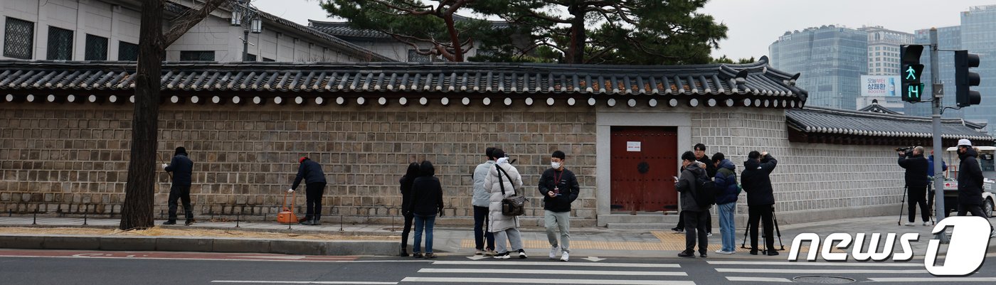 4일 서울 종로구 경복궁에서 담장 낙서 제거 작업을 마친 문화재청 관계자들이 가림막을 철거하고 있다. 2024.1.4/뉴스1 ⓒ News1 안은나 기자