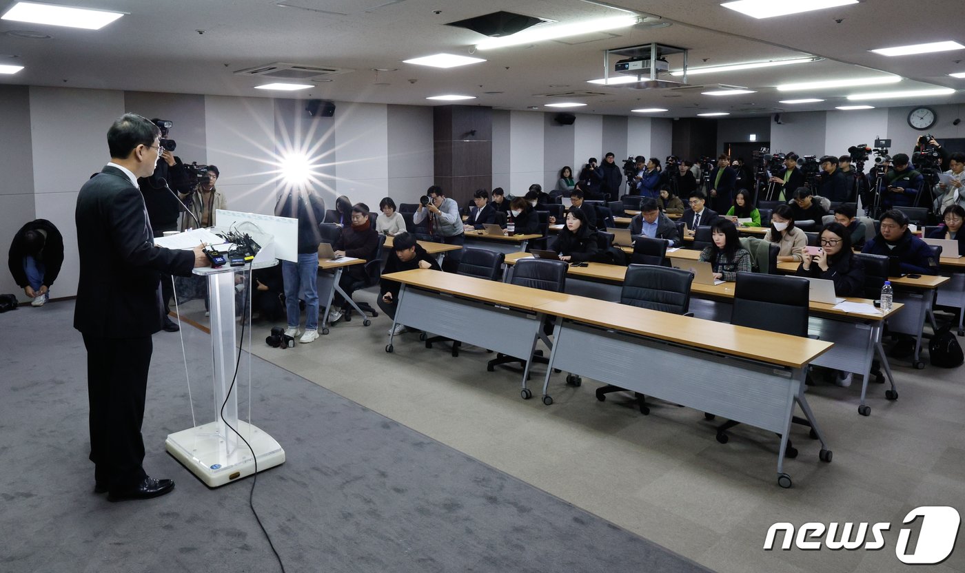 본문 이미지 - 최응천 문화재청장이 4일 오전 서울 종로구 국립고궁박물관에서 경복궁 영추문 낙서 제거작업 현황과 국가유산 훼손 재발방지 종합대책을 발표하고 있다. 2024.1.4/뉴스1 ⓒ News1 안은나 기자