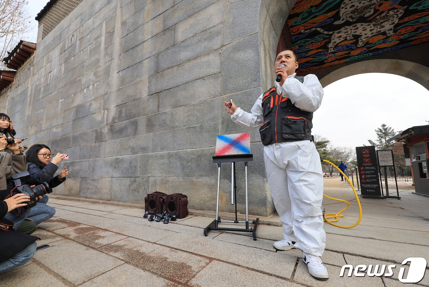 본문 이미지 - 이태종 국립문화재연구원 학예연구사가 4일 서울 종로구 경복궁 영추문에서 레이저를 이용한 담장 락카 스프레이 낙서 제거 작업을 시연하기 전 설명하고 있다. (공동취재) 2024.1.4/뉴스1 ⓒ News1 안은나 기자