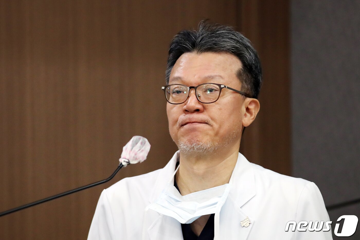 본문 이미지 - 민승기 서울대병원 이식혈관외과 교수(이재명 더불어민주당 대표 수술 집도의)가 4일 오전 서울 종로구 서울대병원 의학연구혁신센터에서 흉기 피습 관련 이재명 더불어민주당 대표 수술 경과 및 회복 과정을 브리핑하고 있다. 2024.1.4/뉴스1 ⓒ News1 이승배 기자