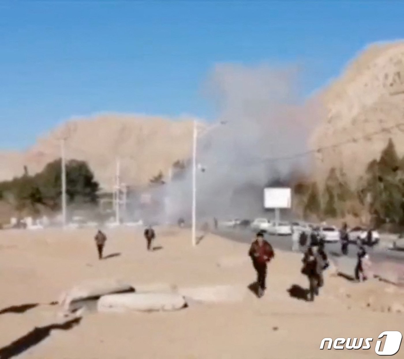 본문 이미지 - 3일&#40;현지시간&#41; 이란 케르만 지역에서 열린 가셈 솔레이마니 사령관 4주기 추모식에서 폭발 사고가 발생해 사람들이 대피하고 있다. 2024.01.03 ⓒ 로이터=뉴스1 ⓒ News1 정지윤 기자