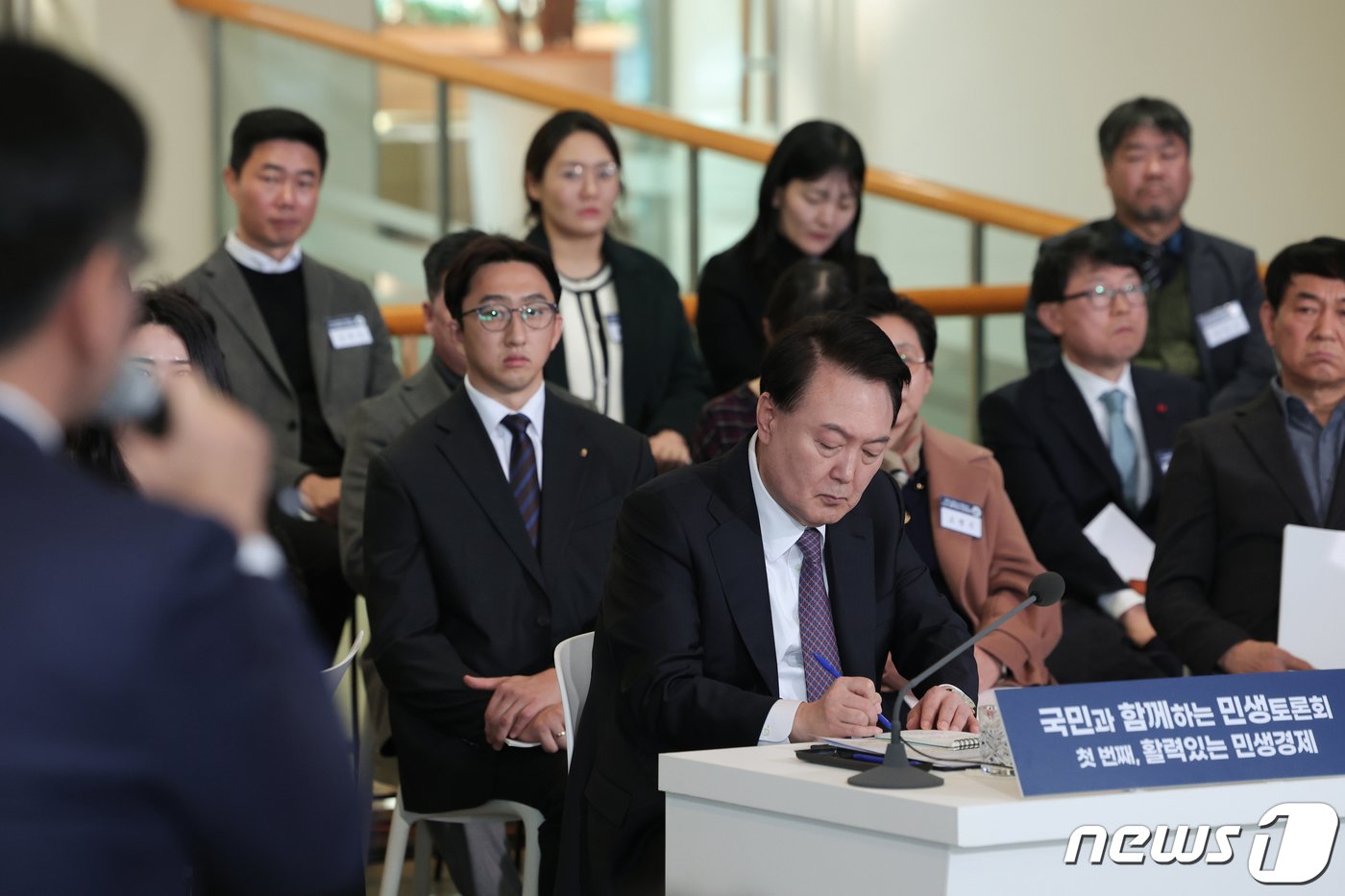 윤석열 대통령이 4일 경기도 용인시 중소기업인력개발원에서 열린 &#39;국민과 함께하는 민생토론회&#39;에서 참석자의 발언을 경청하며 메모하고 있다. &#40;대통령실 제공&#41; 2024.1.4/뉴스1 ⓒ News1 오대일 기자