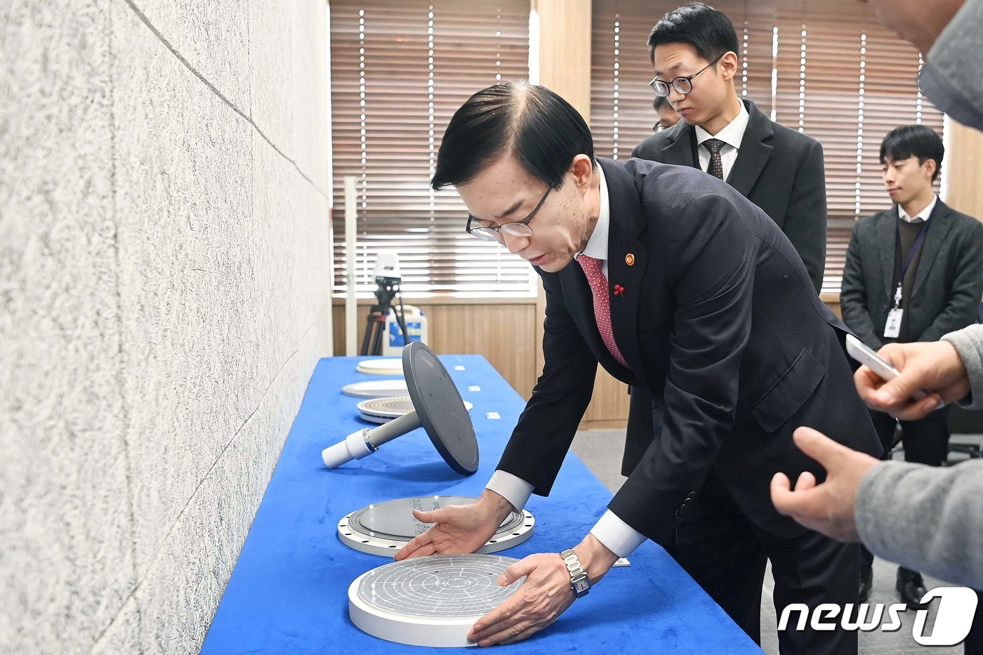 (서울=뉴스1) = 방문규 산업통상자원부 장관이 4일 경기도 안성시 반도체 소부장 특화단지에 입주한 코미코 반도체 세정공장을 방문, 시설을 둘러보고 있다. (산업통상자원부 제공) …